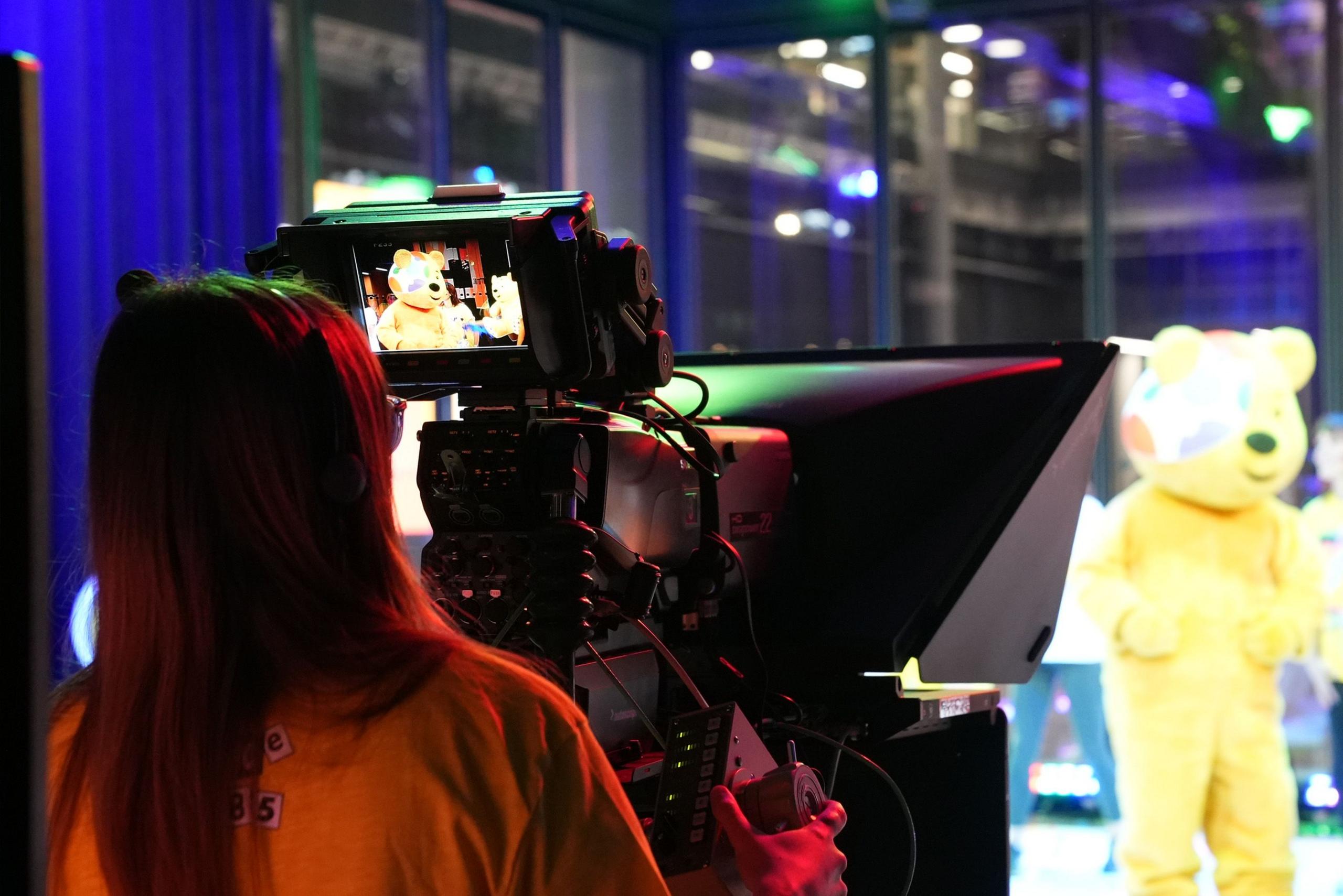 Pudsey yn stiwdio Plant Mewn Angen