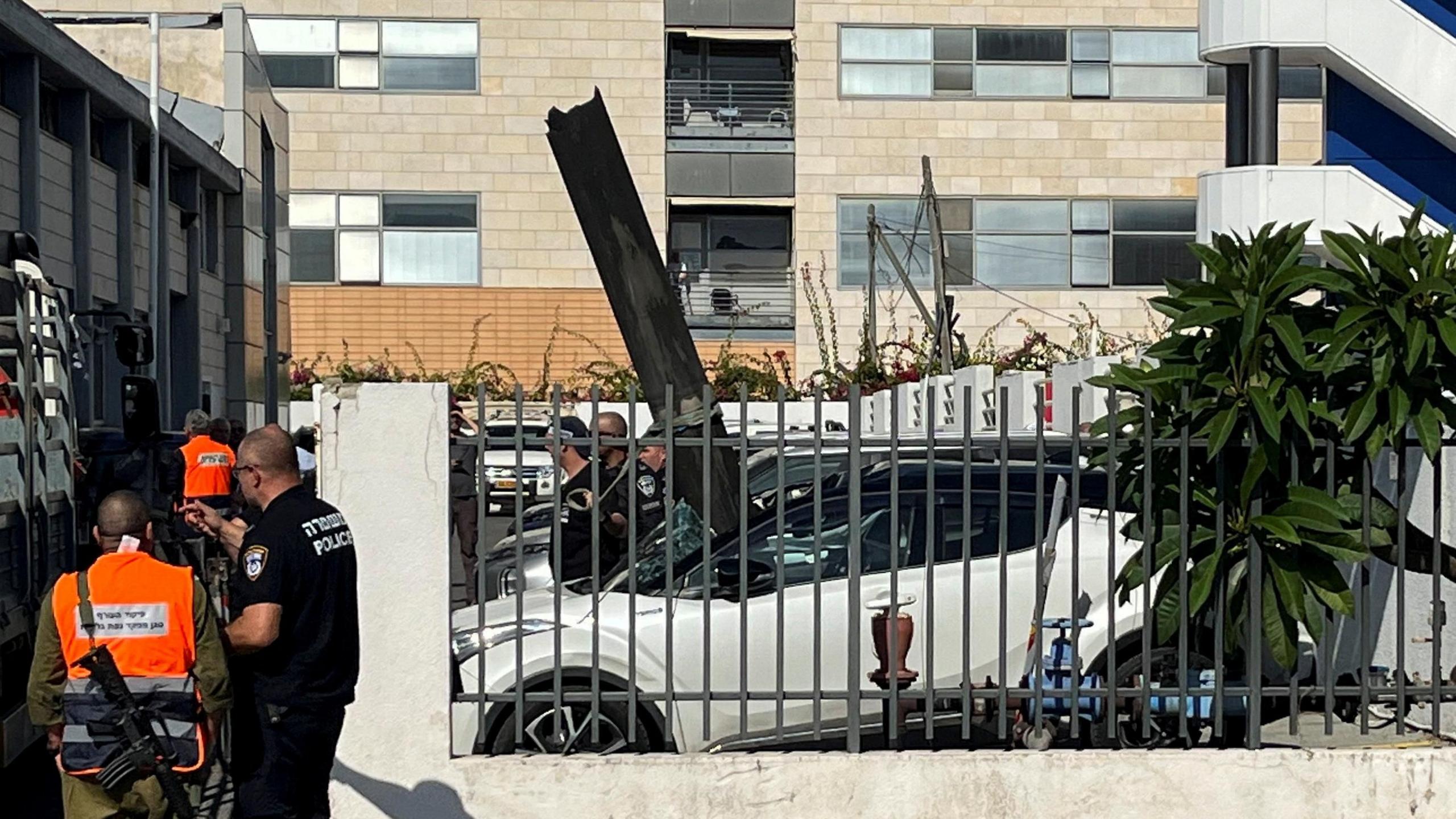 Part of a rocket sticks out from a parked car in the Israeli town of Raanana, near Tel Aviv, central Israel (6 November 2024)