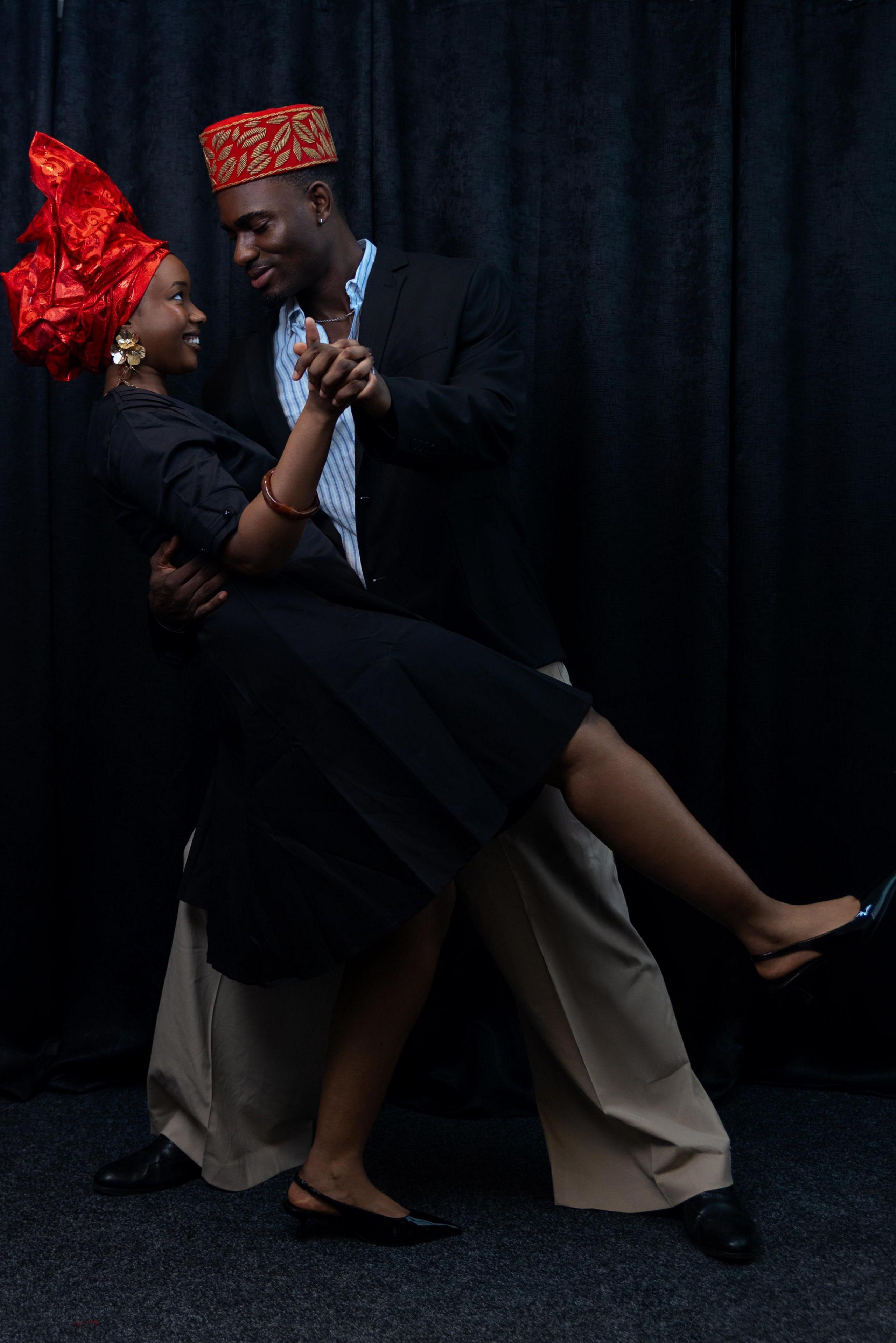 Dyn a dynes yn dawnsio