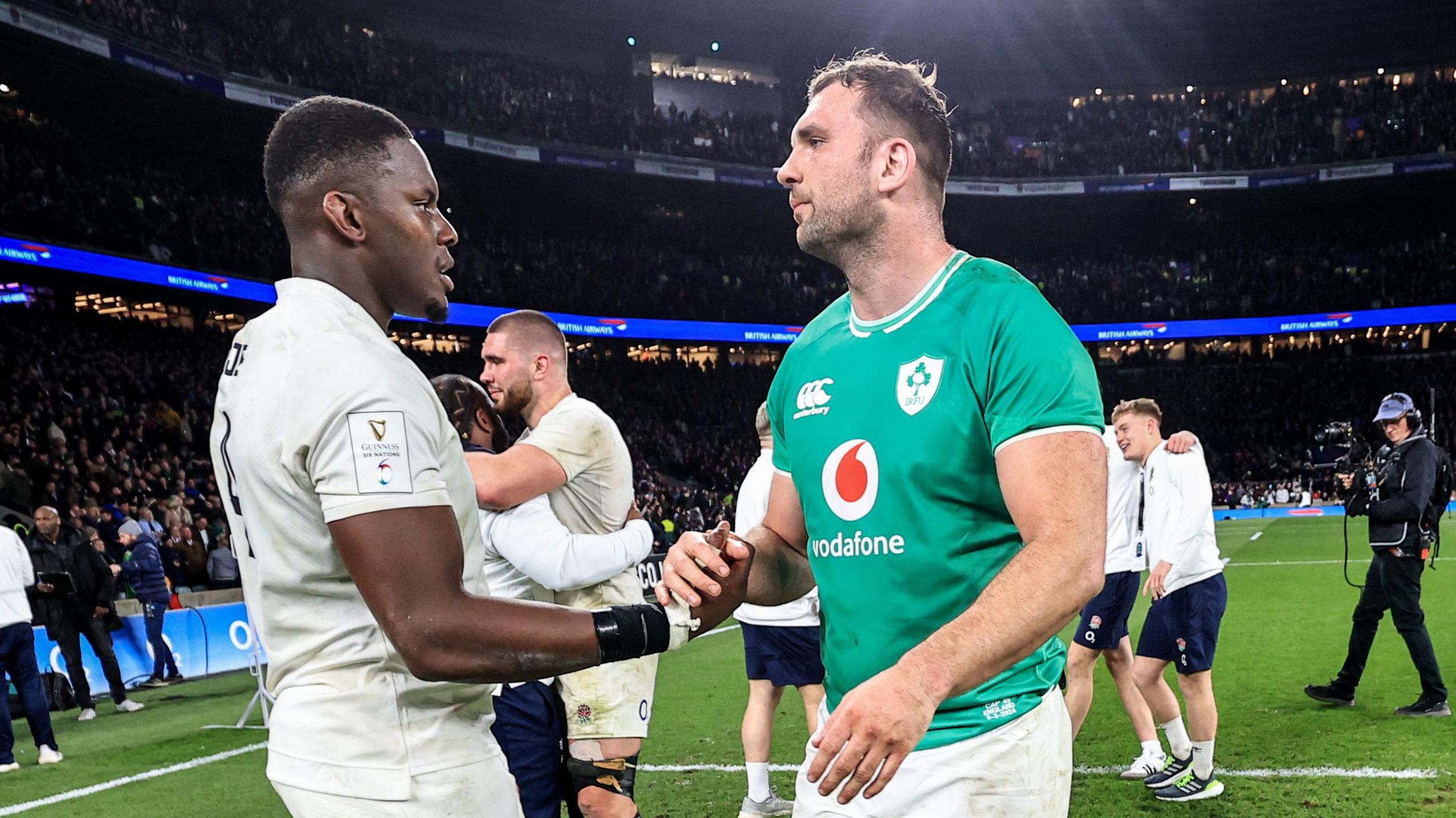 Maro Itoje and Tadhg Beirne shake hands