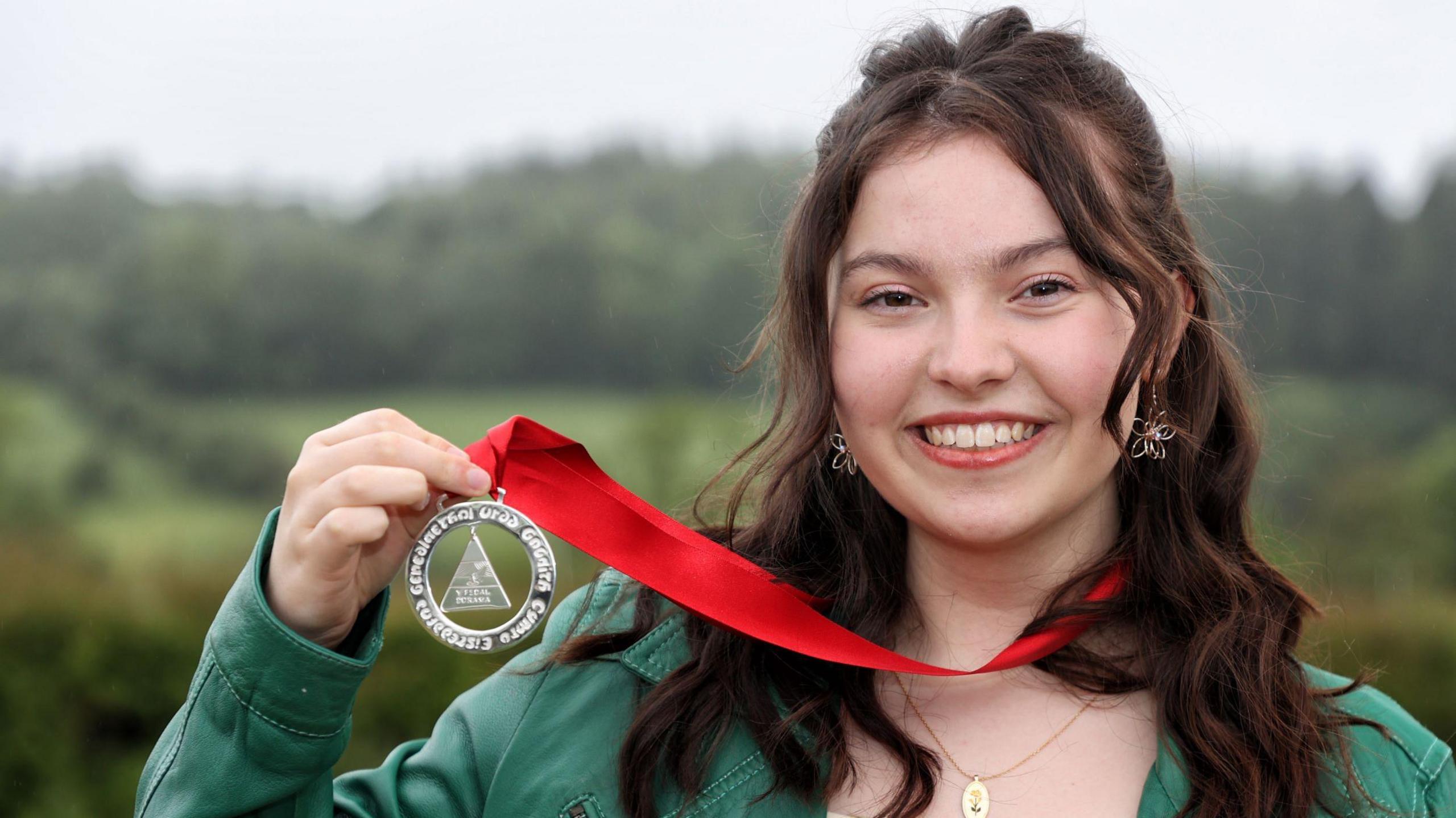 Alys Hedd Jones gyda medal Prif Ddramodydd yr Urdd