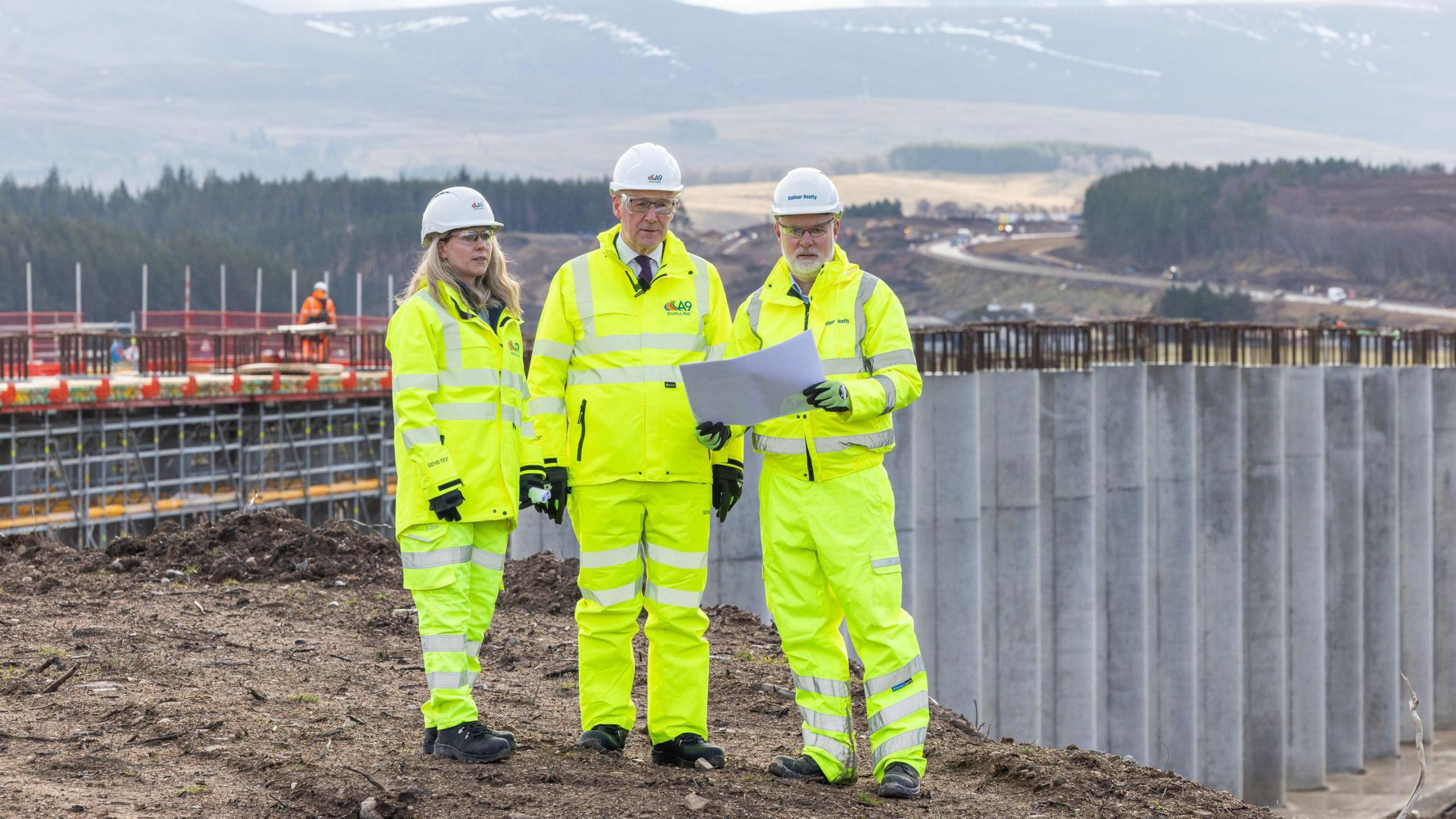 Am Prìomh Mhinistear Iain Swinney a' tadhal air earrann den A9 eadar Tom Aitinn agus A' Mhòigh anns a' Ghearran
