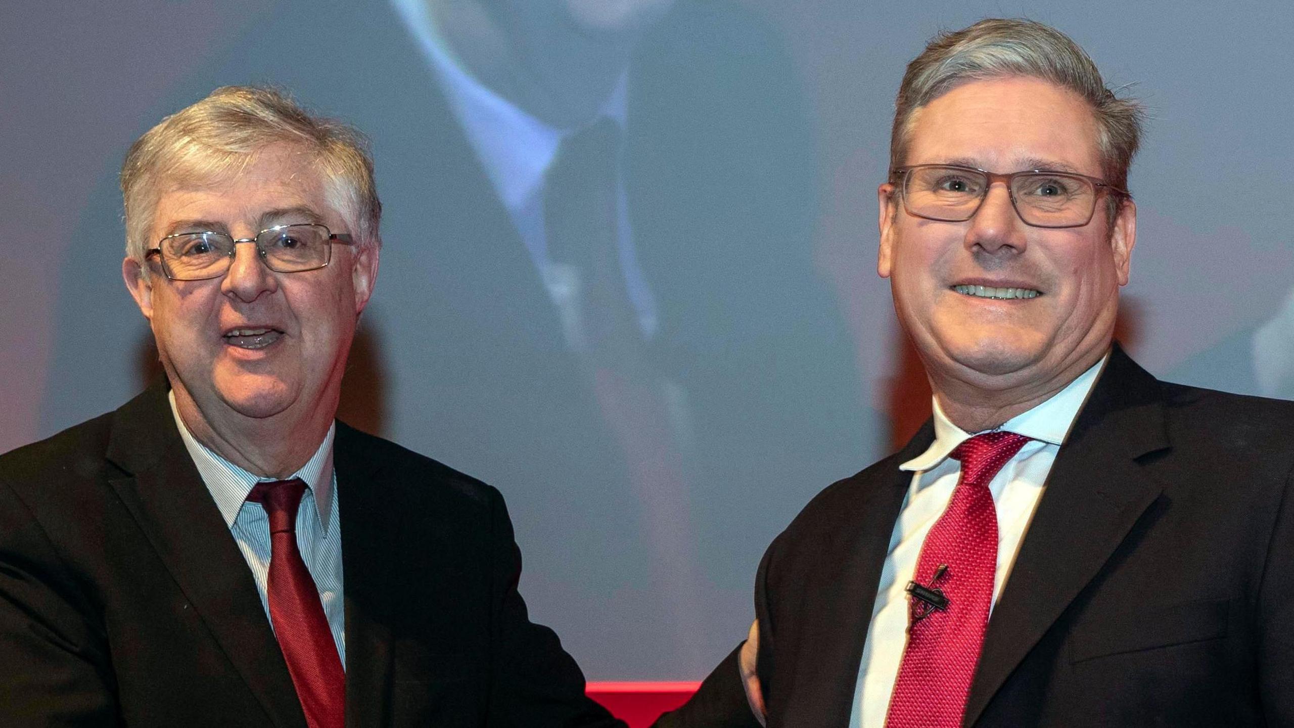 Mark Drakeford a Keir Starmer yng nghynhadledd Llafur Cymru yn Llandudno yn 2023