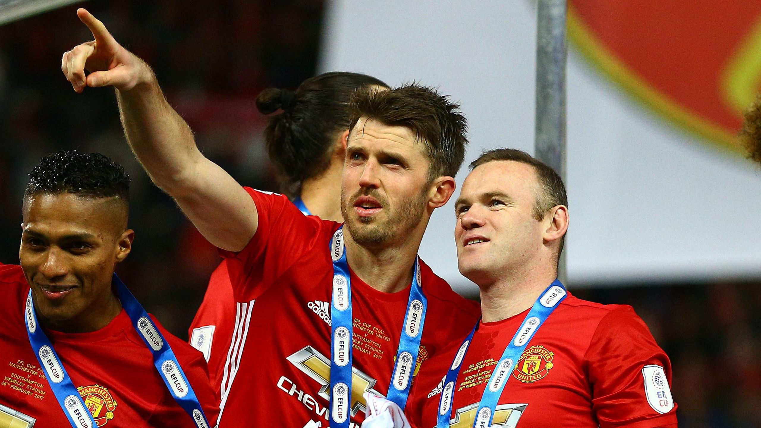 Michael Carrick and Wayne Rooney celebrate a trophy with Man United