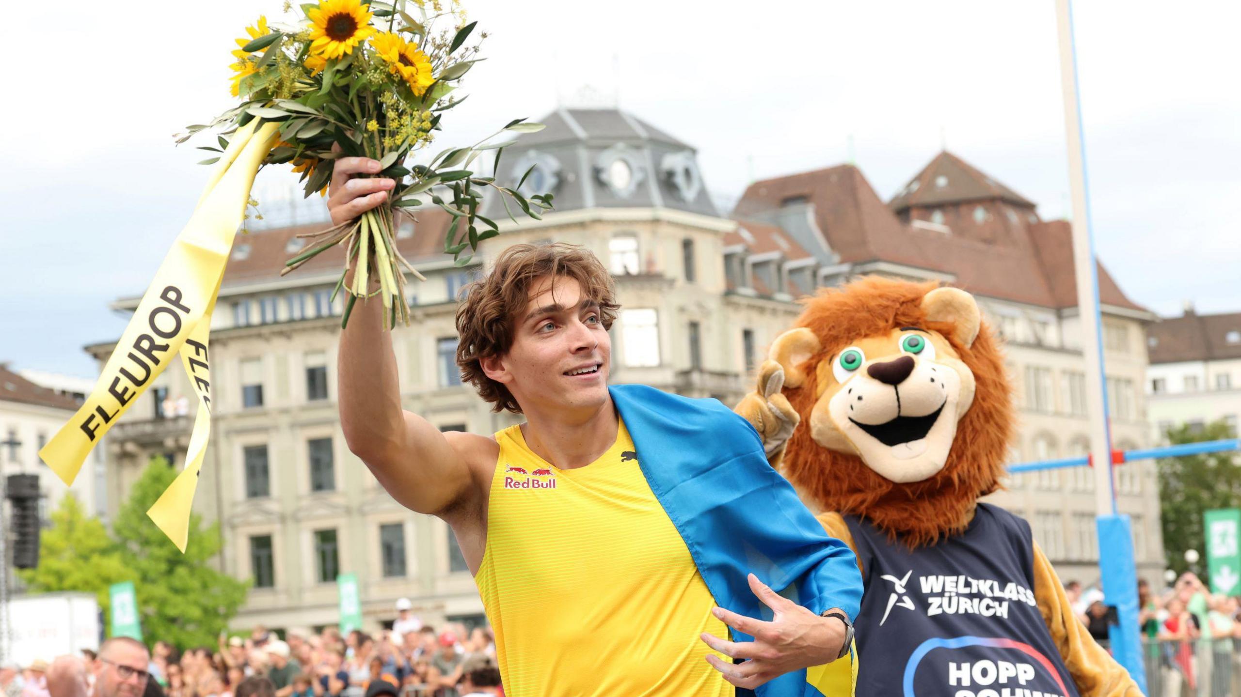 Armand Duplantis celebrates after winning the Diamond League Final