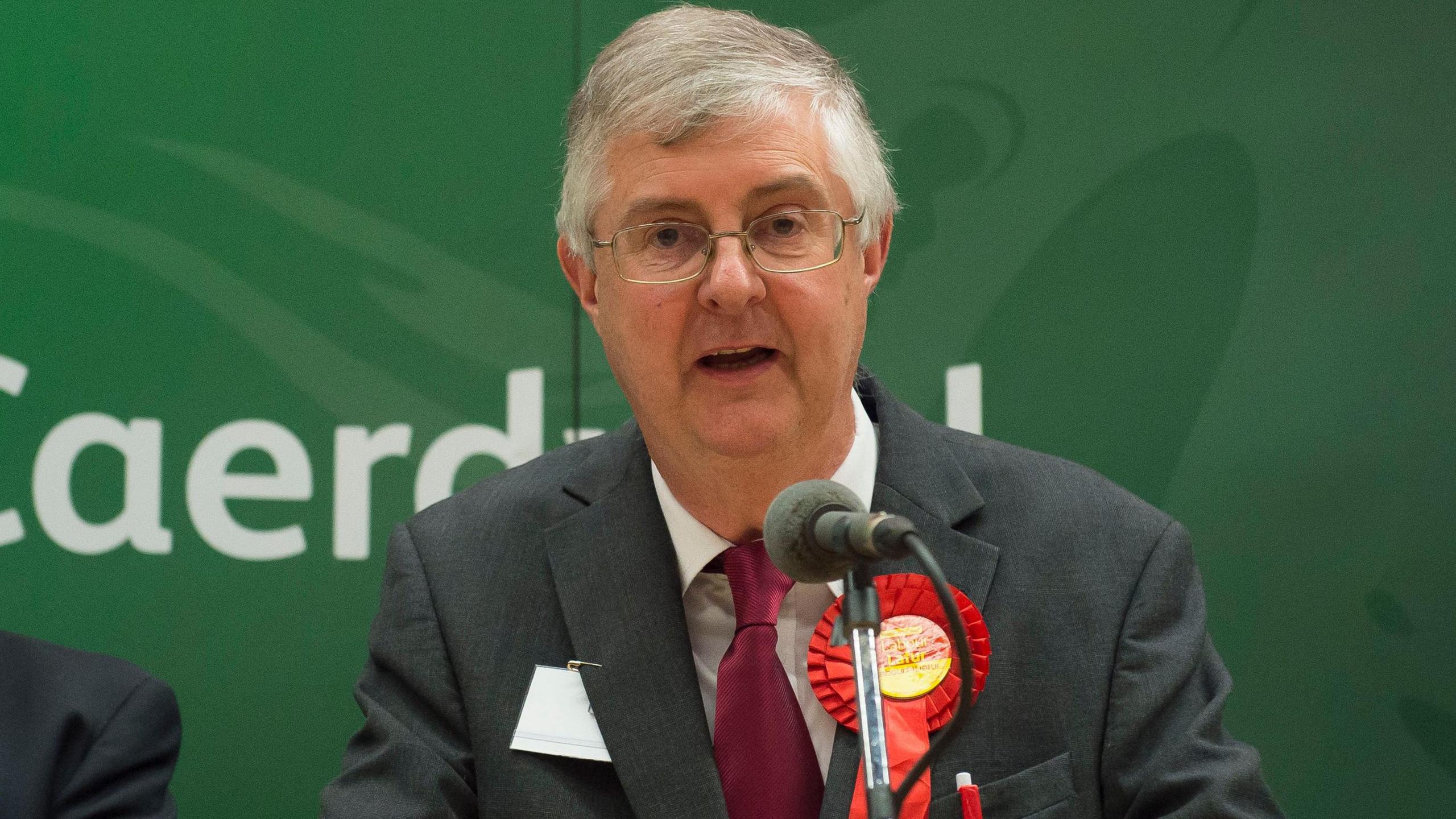 Mark Drakeford yn areithio o'r llwyfan ar ôl cael ei ailethol yn yr etholiad i'r Cynulliad yn 2016.