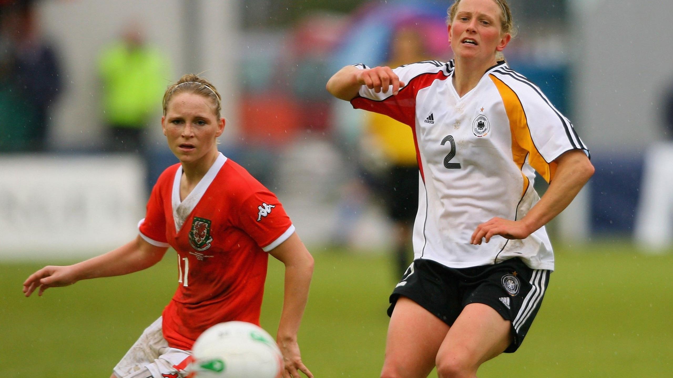 Jess Fishlock yn chwarae yn erbyn yr Almaen yn 2007