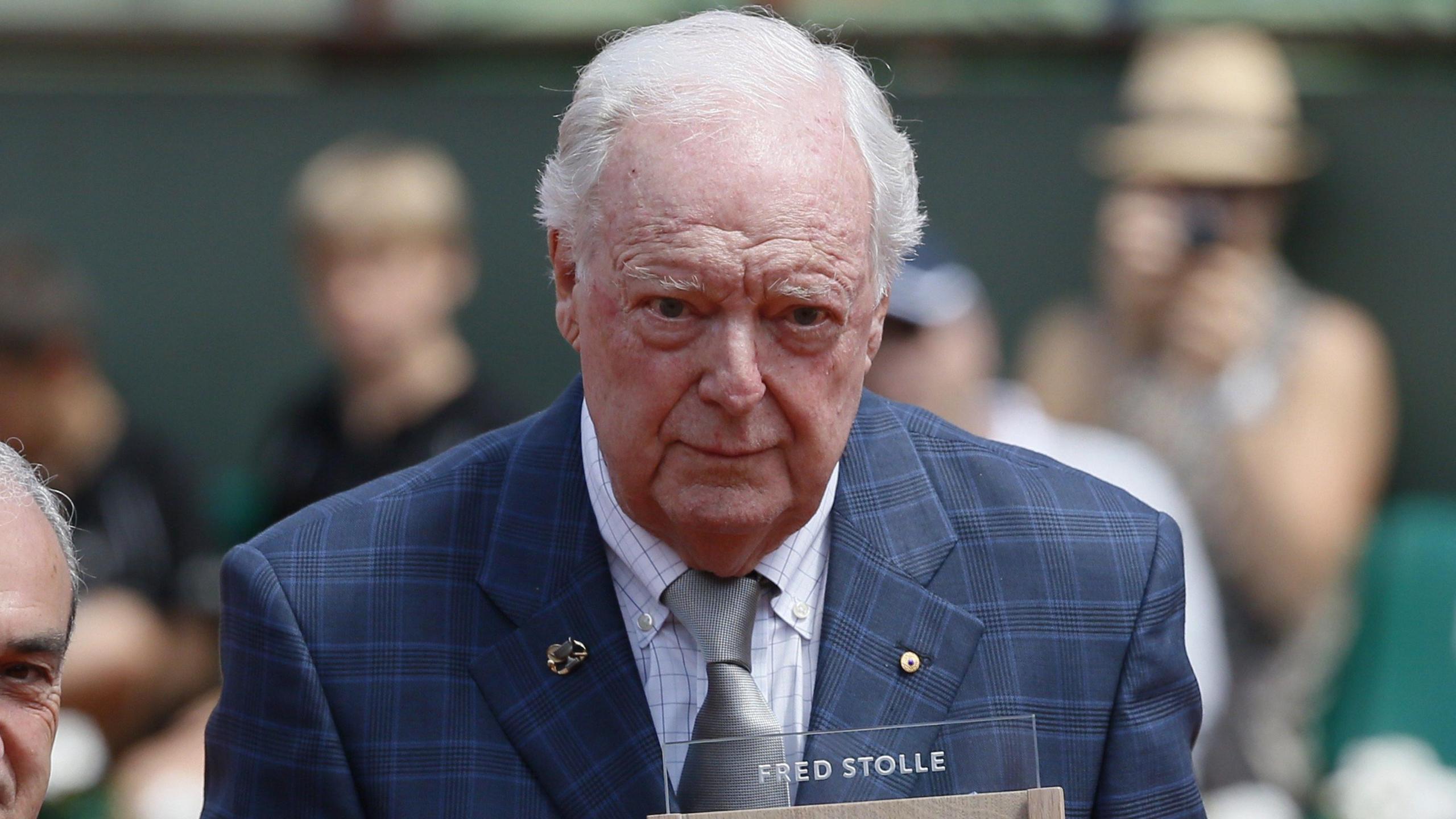 Fred Stolle receives an award at the French Open in 2015