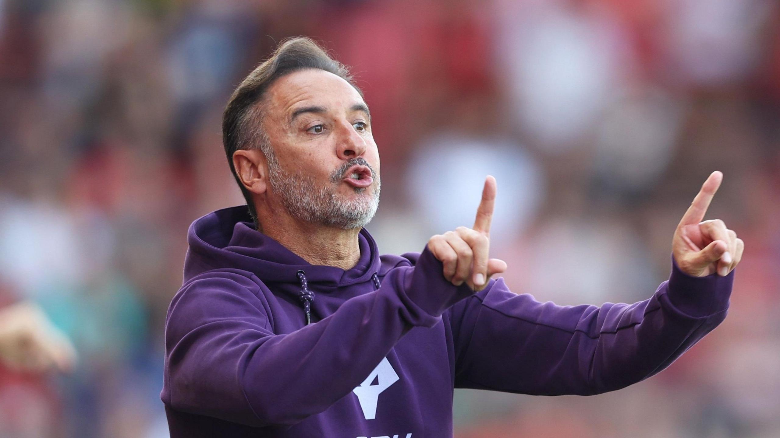 Vitor Pereira gives instructions