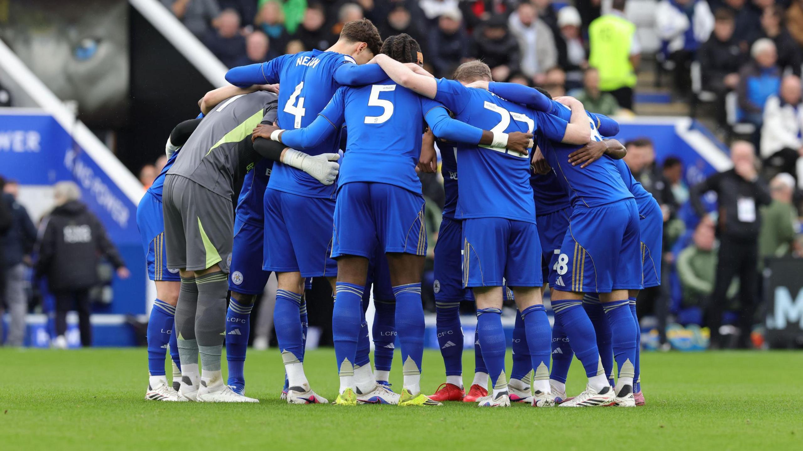 Leicester City players huddle