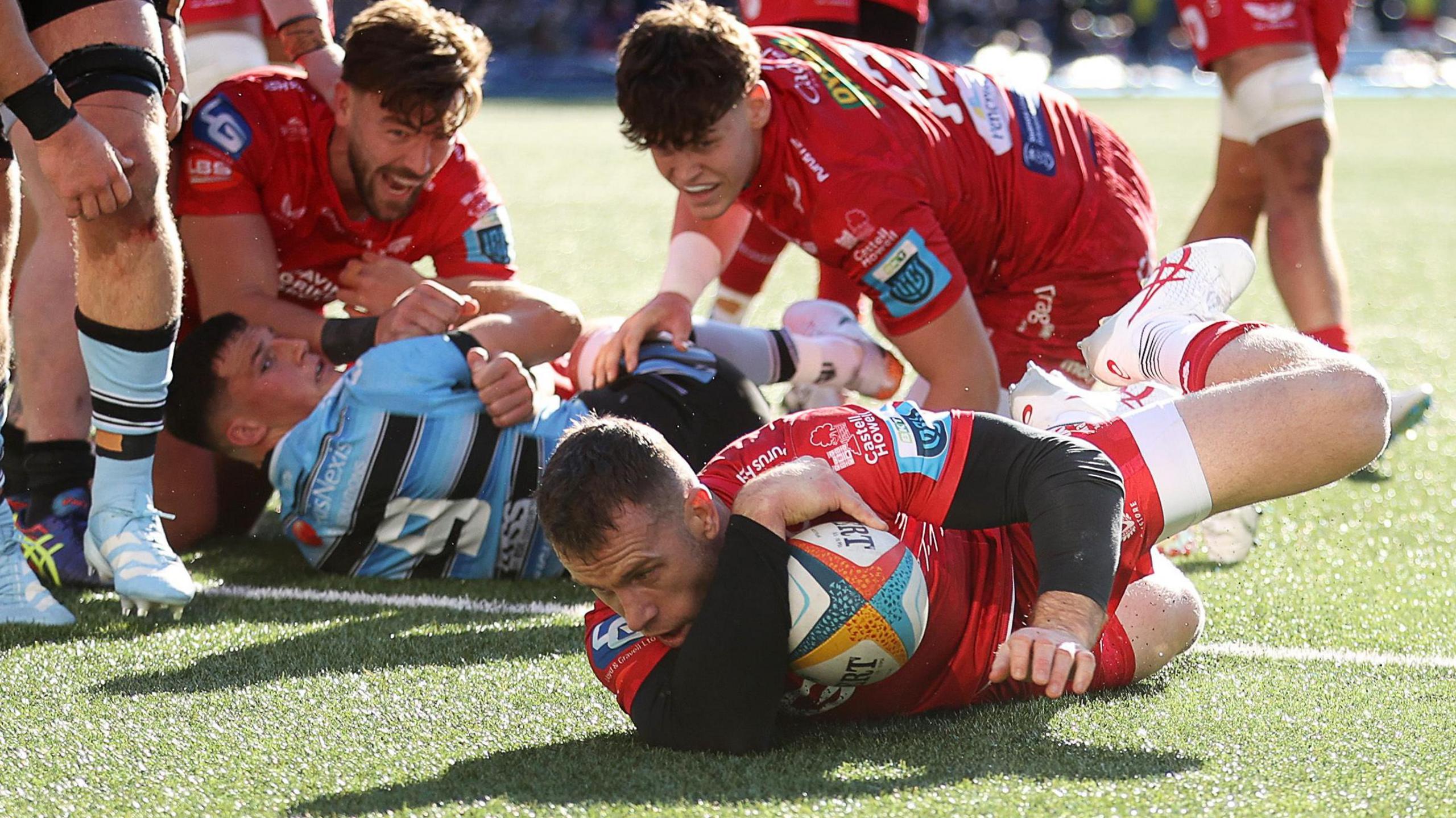 Gareth Davies scores a try for Scarlets against Cardiff at the Arms Park