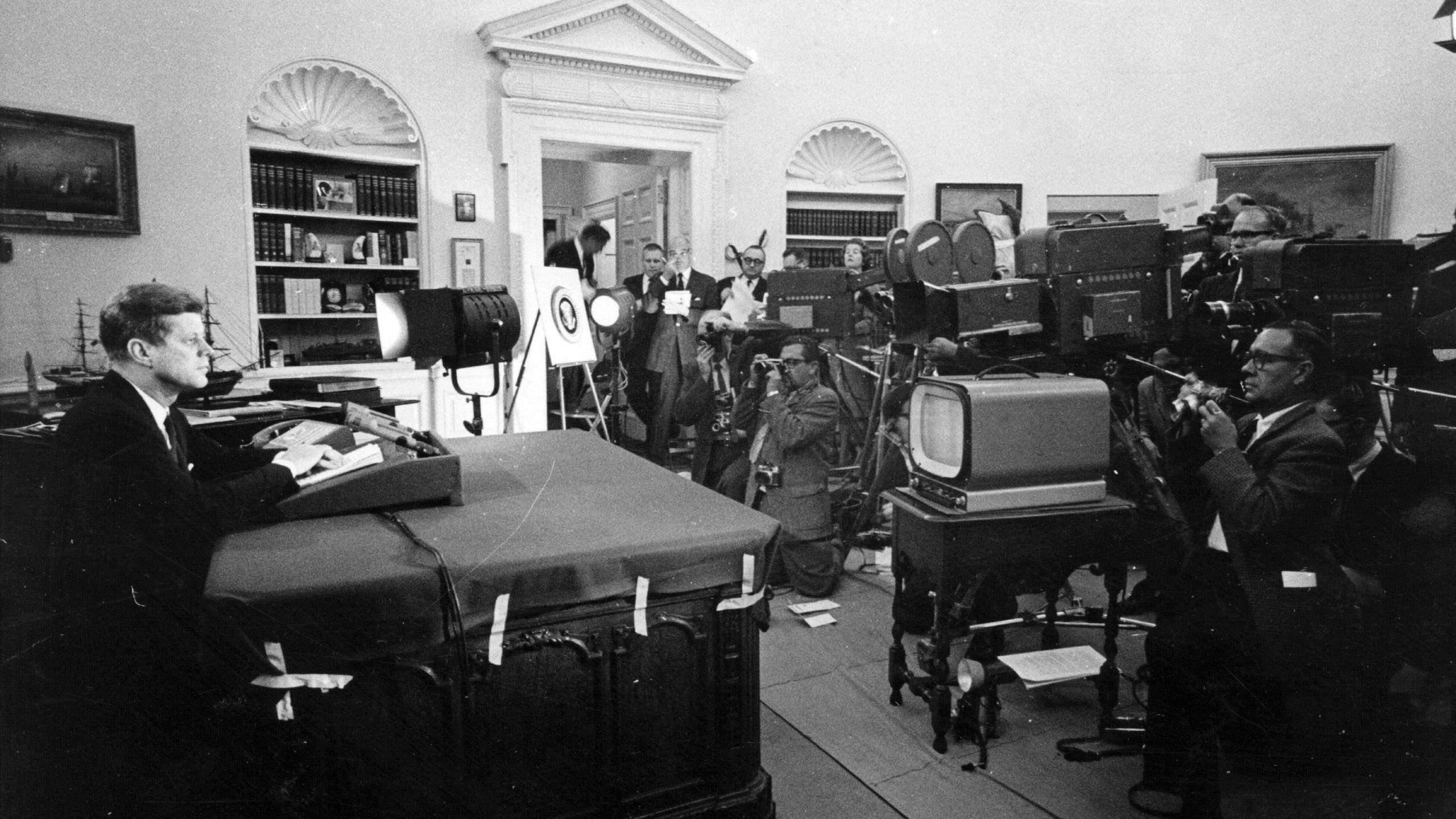 Arlywydd UDA John F Kennedy yn rhoi araith