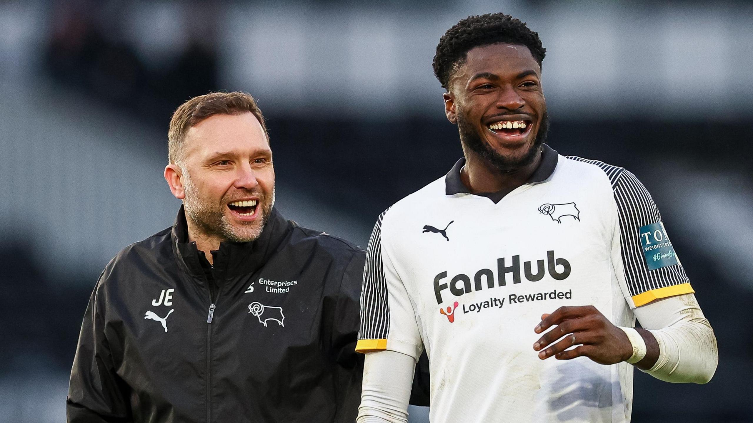 John Eustace y Patrick Agyemang sonriendo durante la victoria del Derby County sobre el Swansea