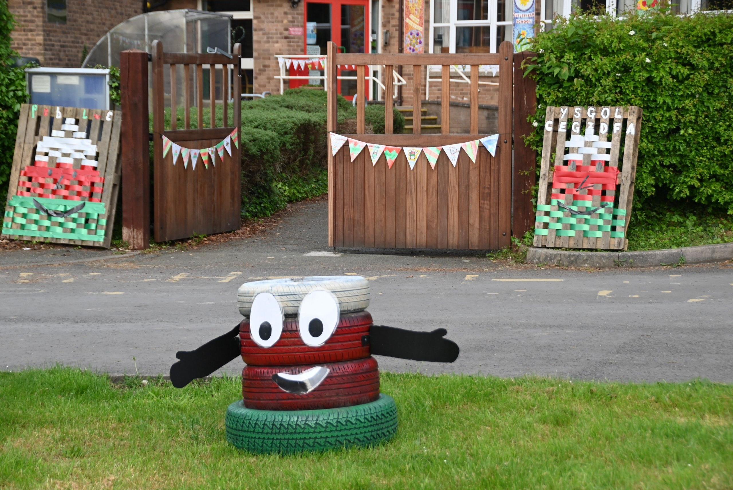 Mae plant Ysgol Cegidfa wedi creu Mistar Urdd allan o hen deiars