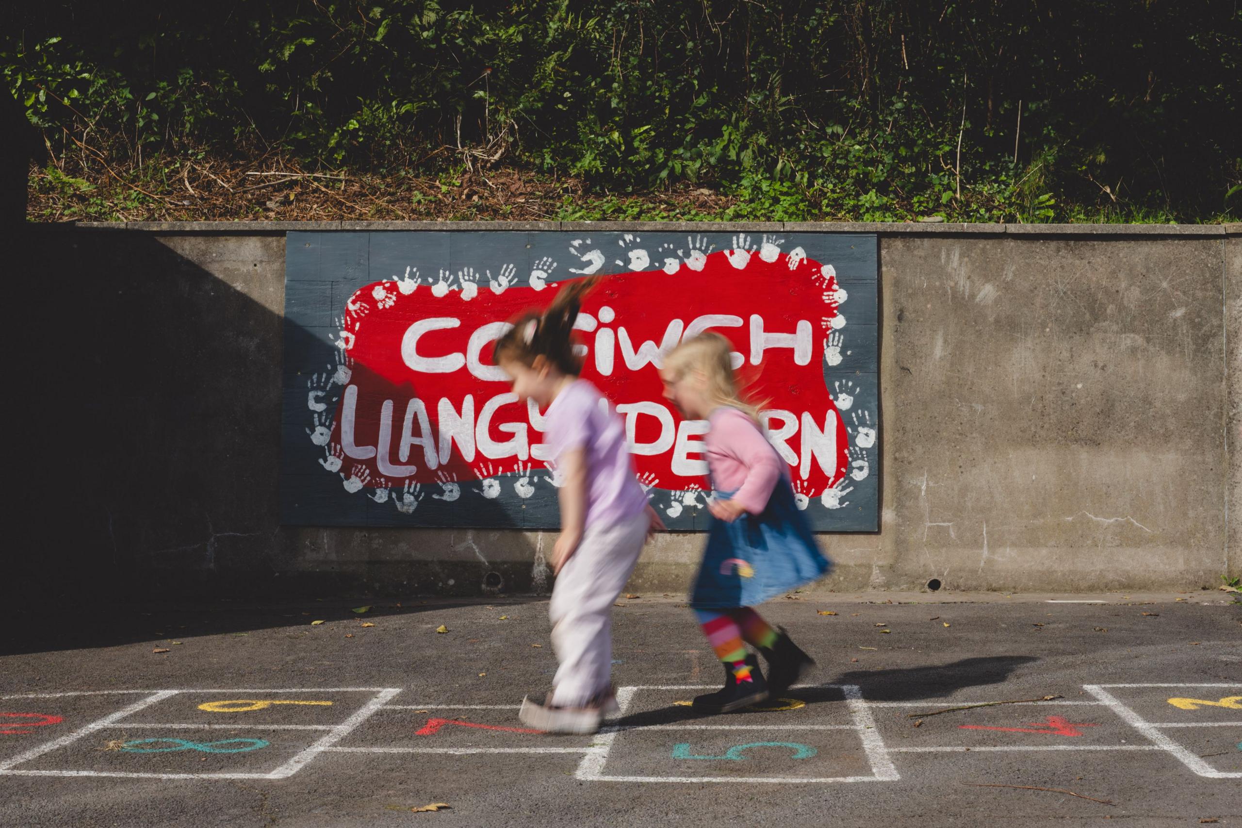 Amser chwarae yn Ysgol y Fro, Llangyndeyrn