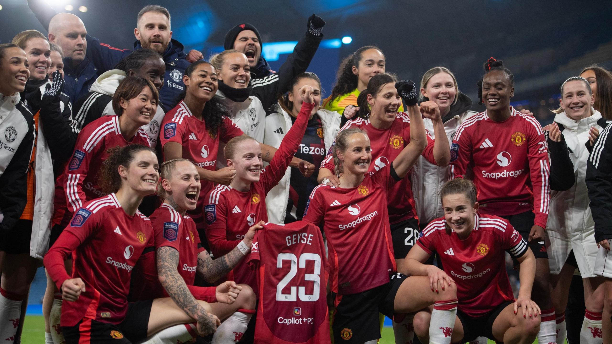 Manchester United players hold up a Geyse shirt