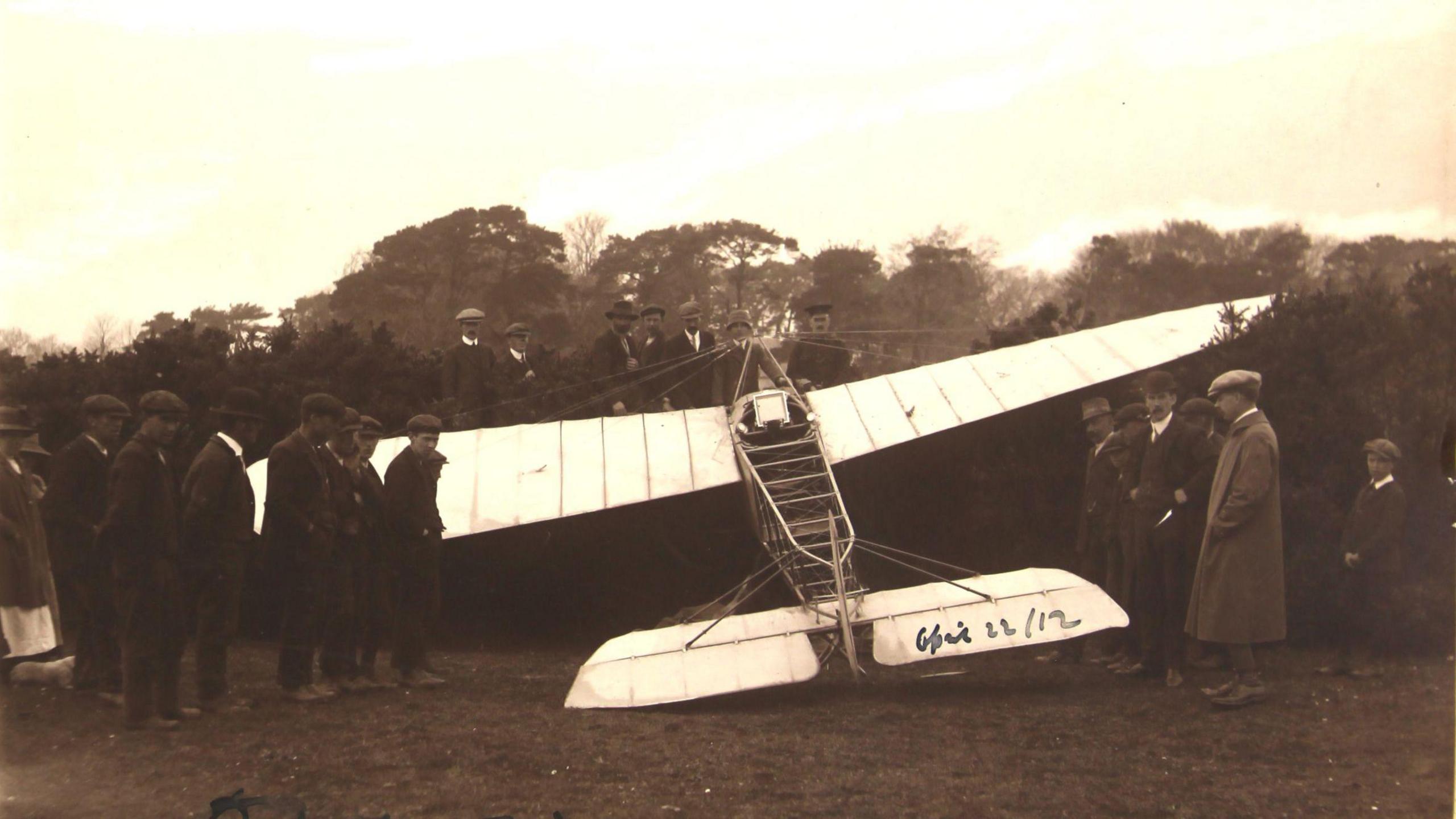 Awyren Denys Corbett-Wilson mewn clawdd