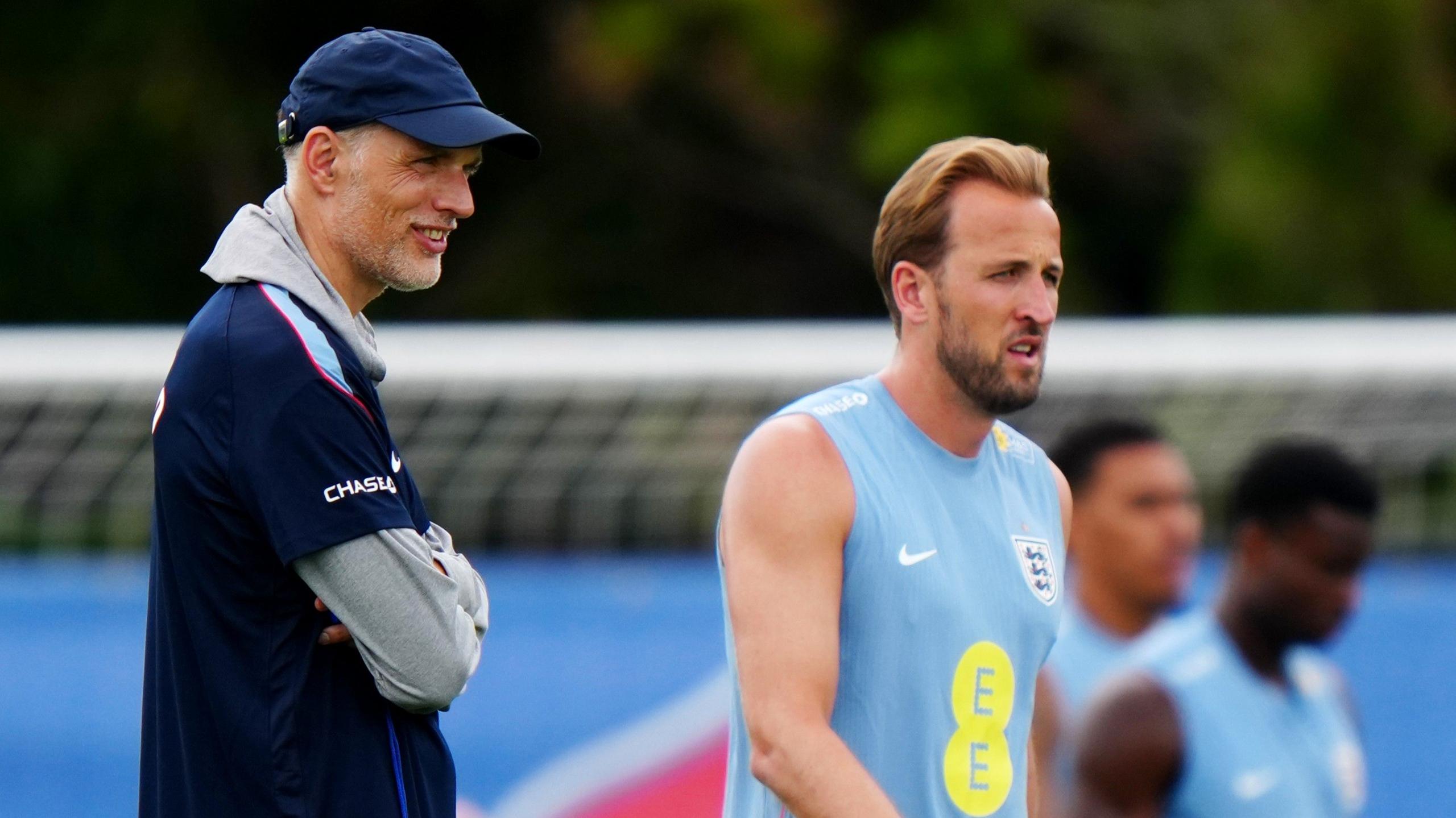 Thomas Tuchel watches Harry Kane in training