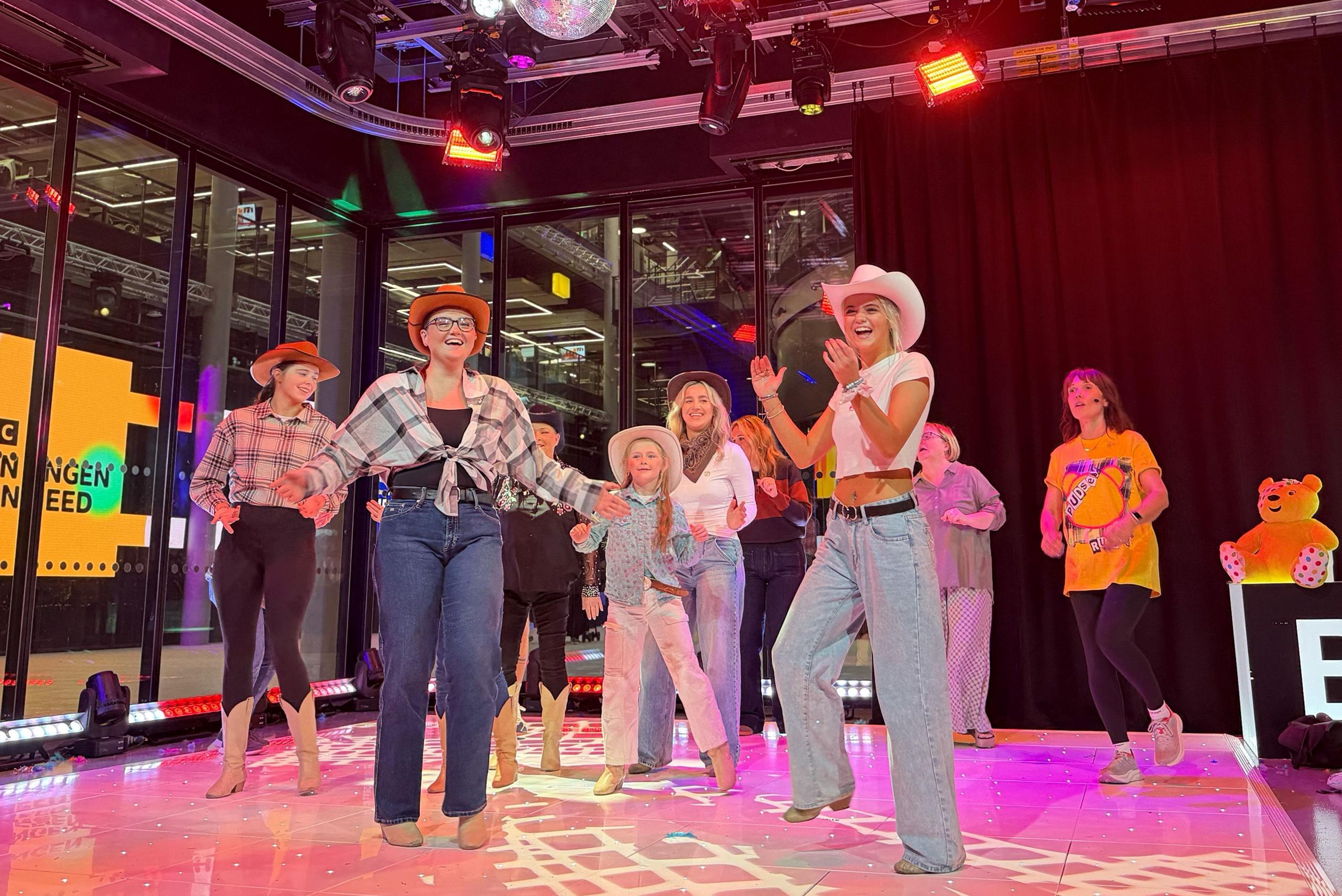 Dawnsio llinell yn y stiwdio