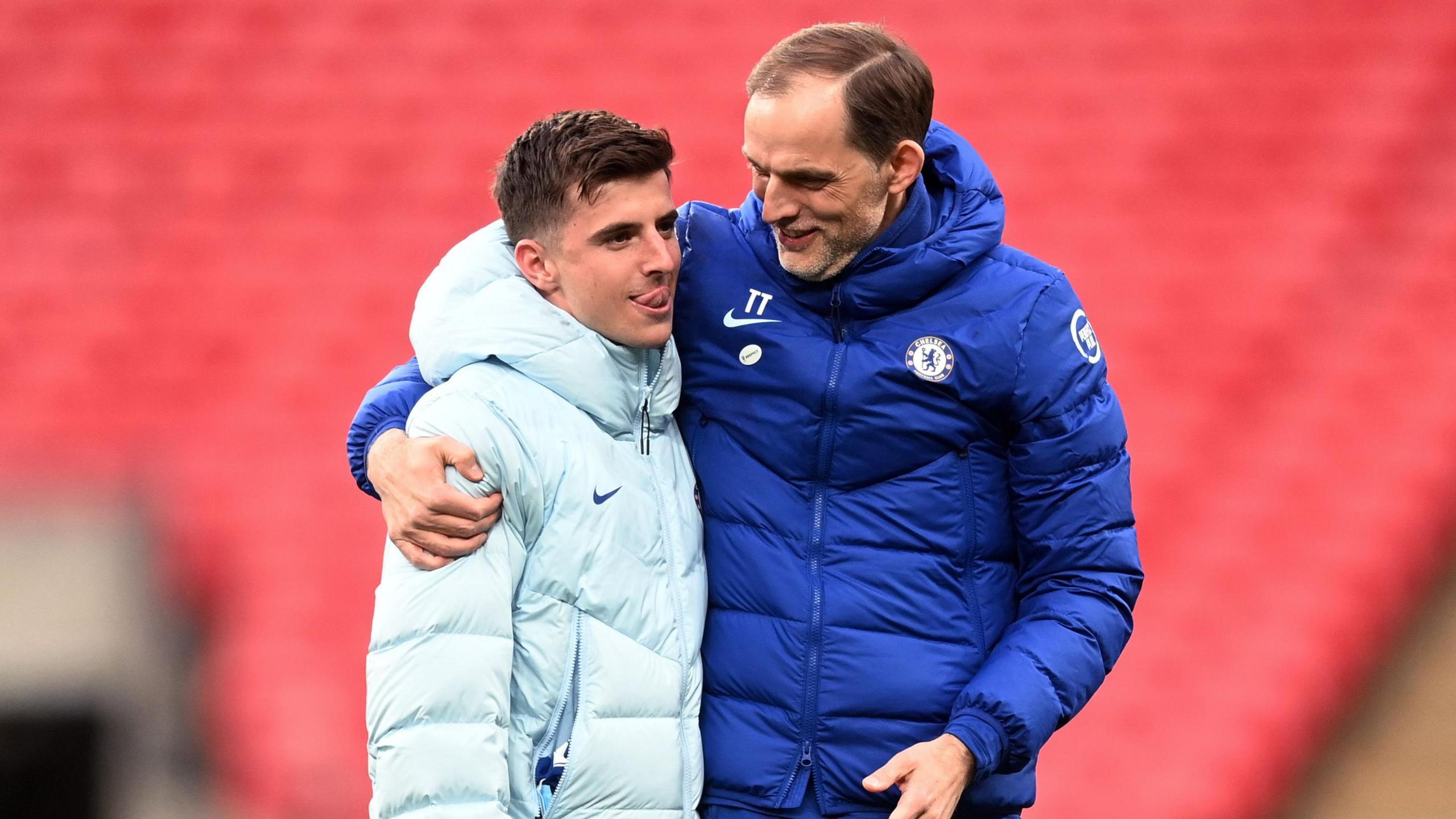 Thomas Tuchel with his arm around Mason Mount