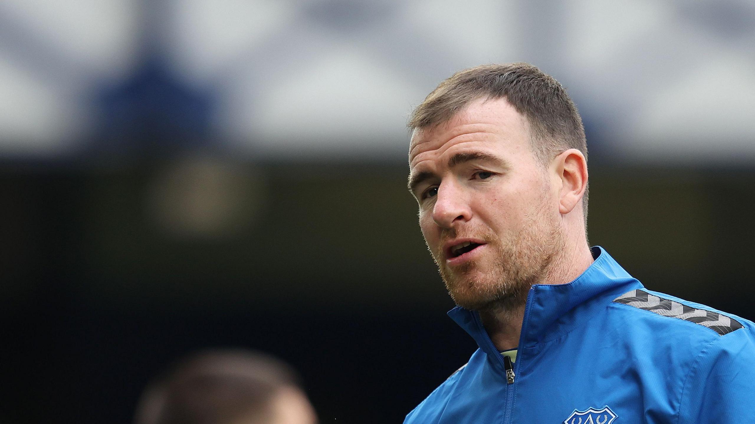 Andy Lonergan warming up for Everton