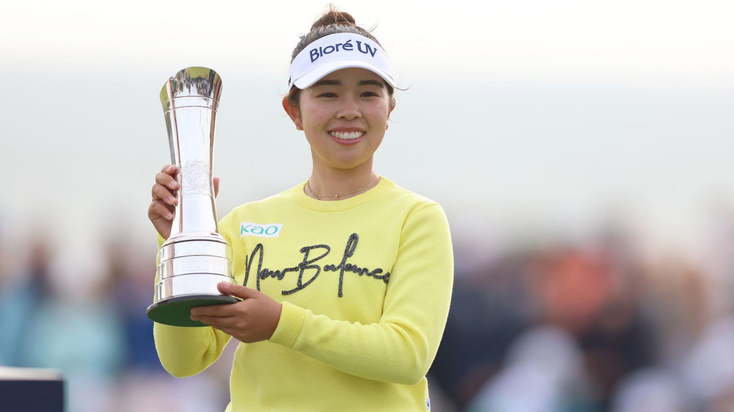 Miyu Yamashita holds the Women's Open trophy