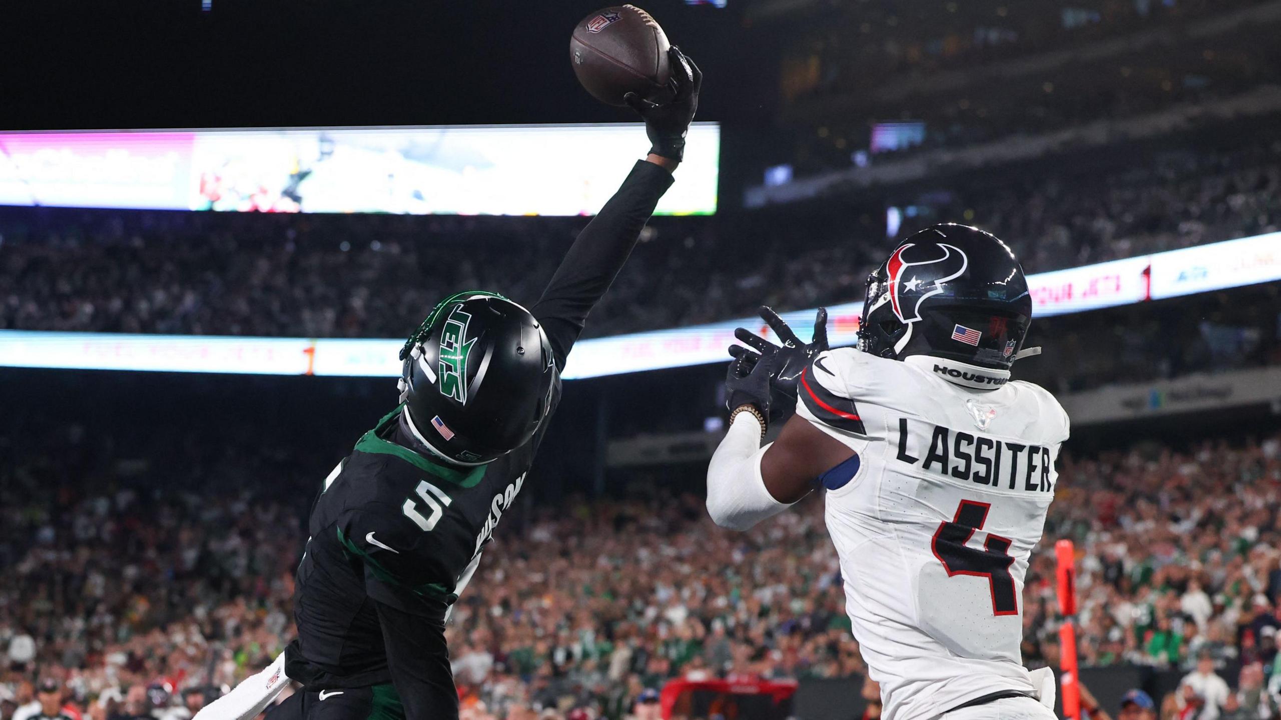 Garrett Wilson making a spectacular one-handed catch