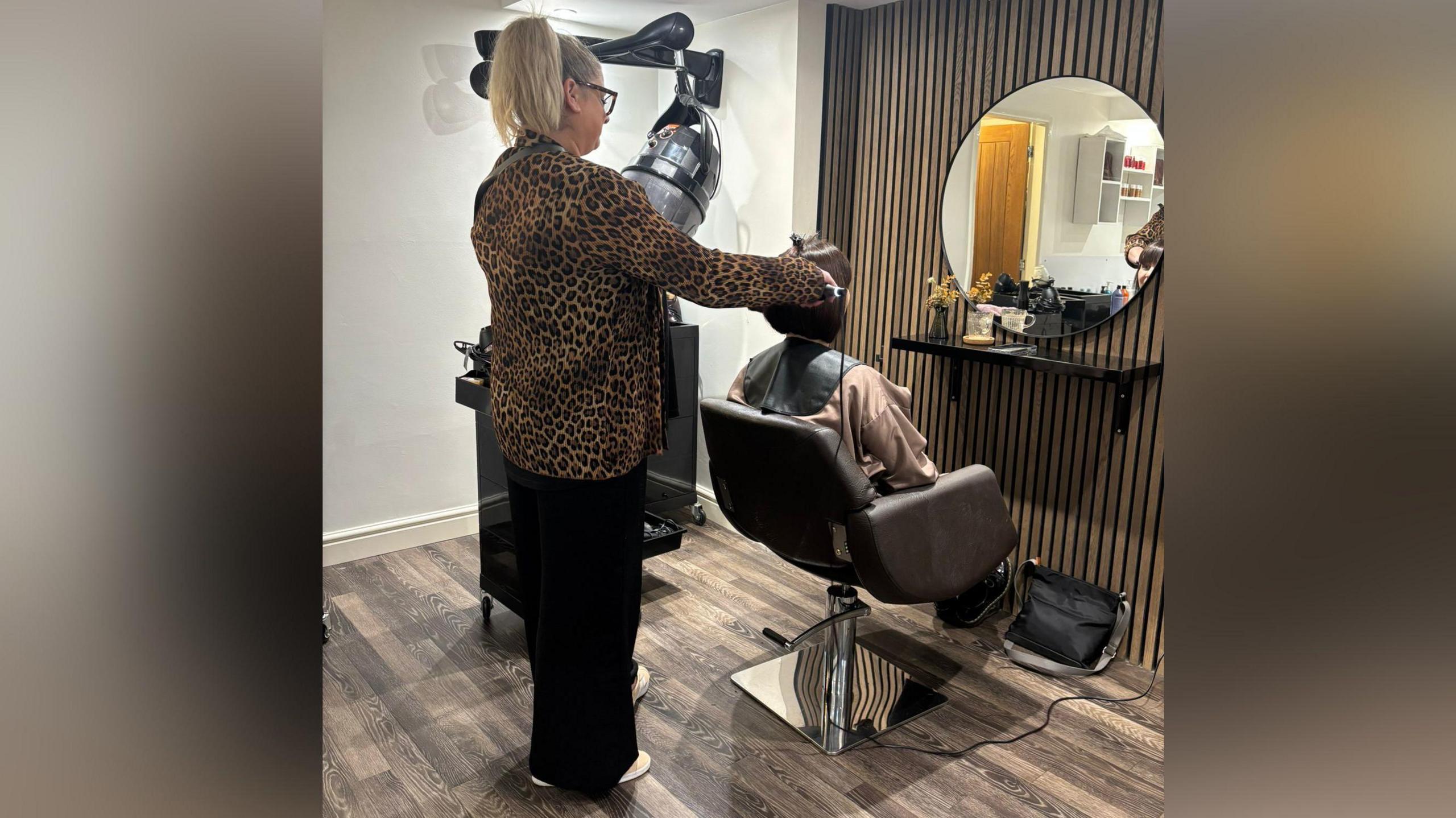 Llun Carys yn torri gwallt menyw