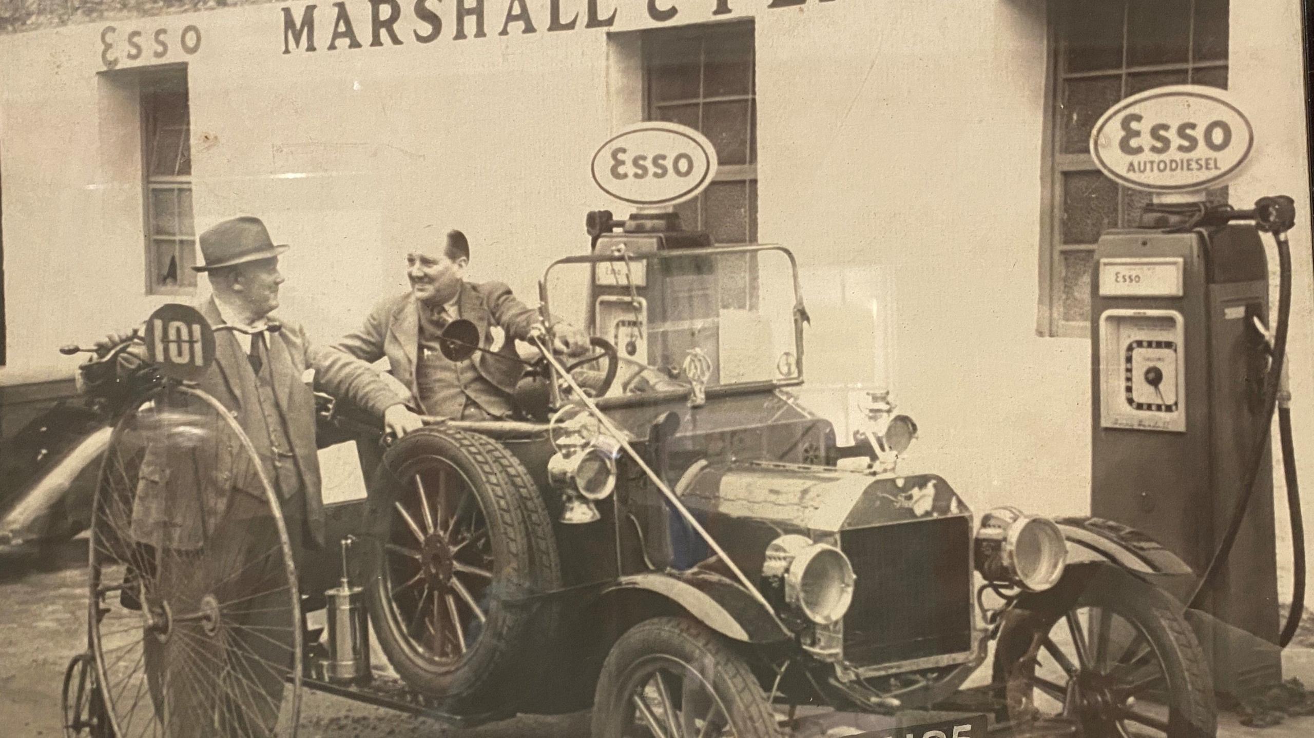 Penny-farthing agus càr Ford Model T air beulaibh Garaids Marshall and Pearson anns a' Ghearasdan