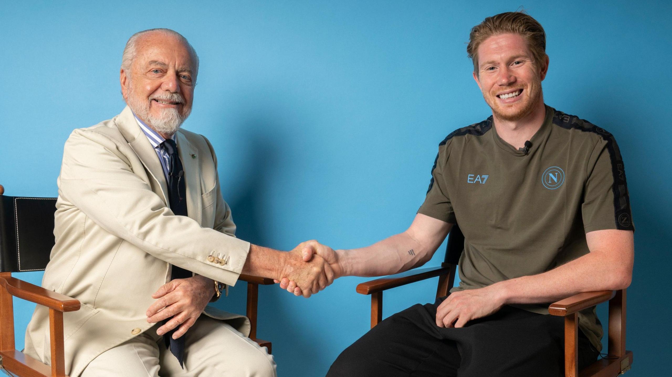 Napoli president Aurelio de Laurentiis and new signing Kevin de Bruyne shake hands at the midfielder's presentation