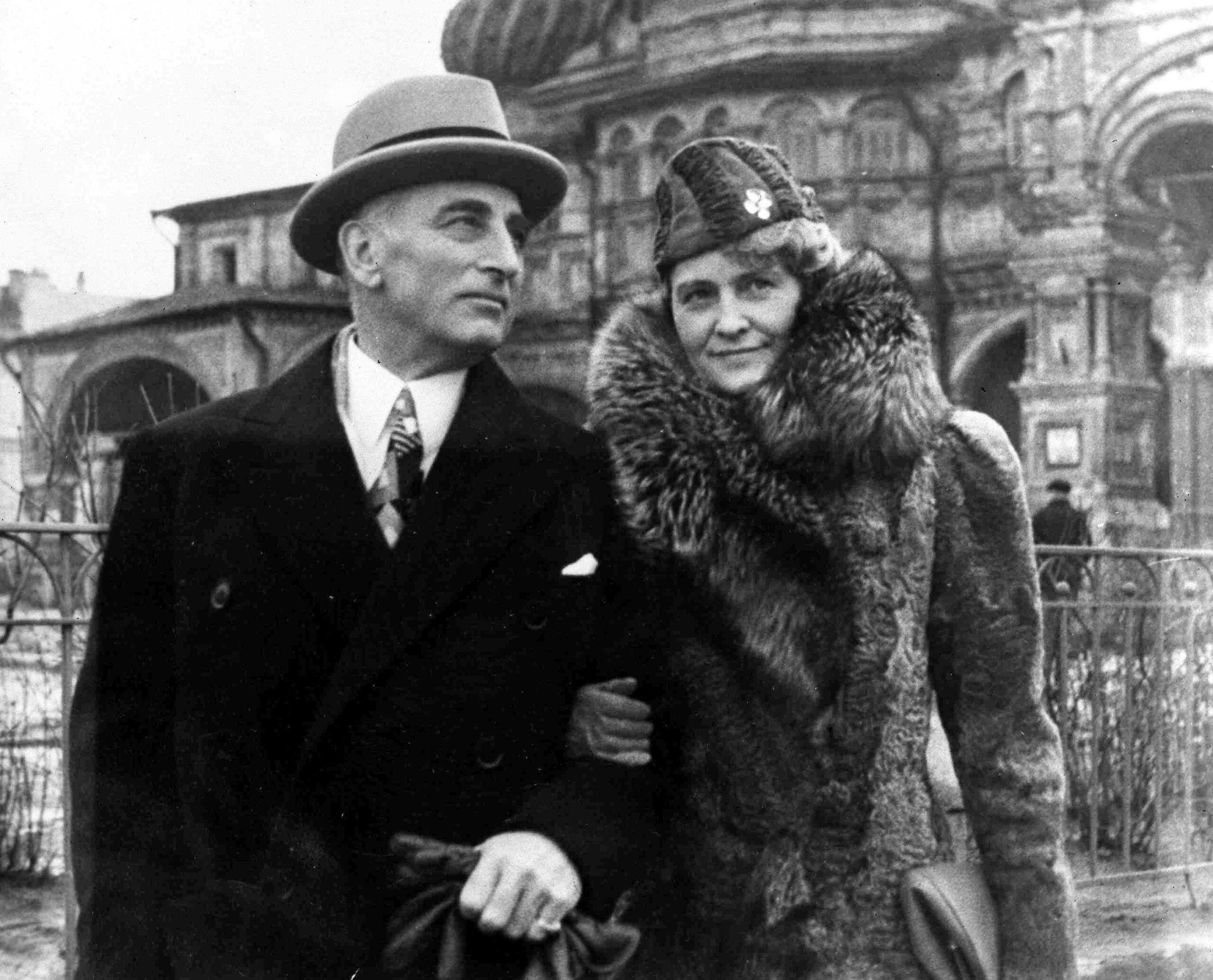 Joseph E. Davies ym Moscow gyda'i wraig, Marjorie Merriweather Post, yn 1937