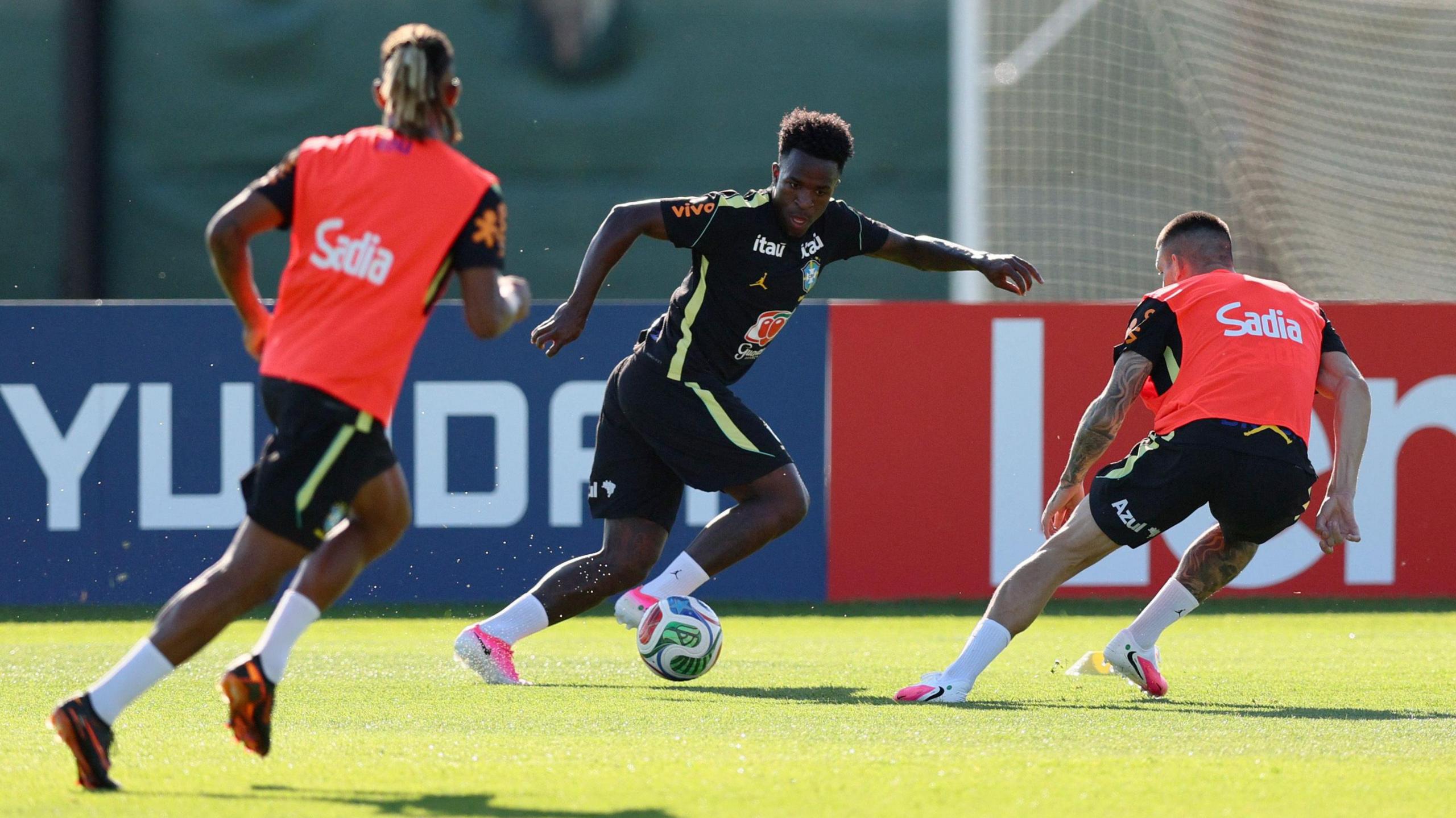 Vinicius Jr ann an trèanadh le sgioba Bhrasil