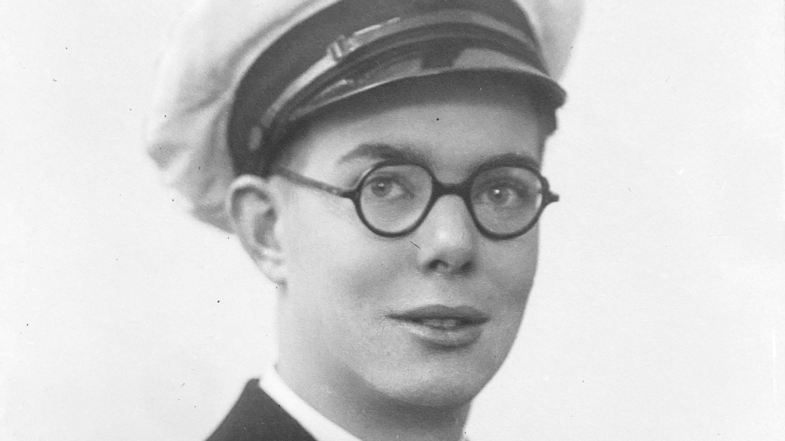 an image of the veteran Roger Wood in his Royal Navy uniform
