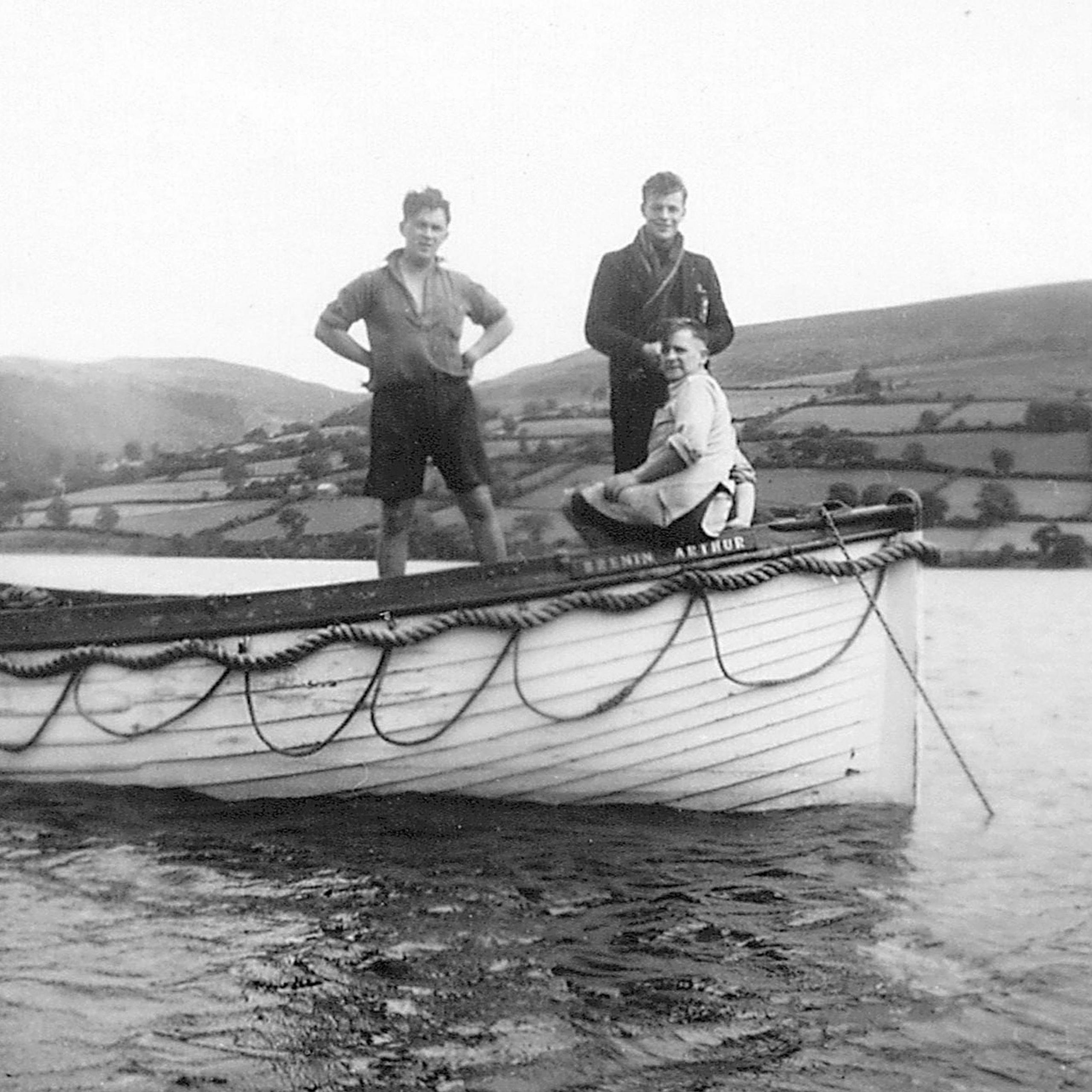 Tri pherson ar gwch 