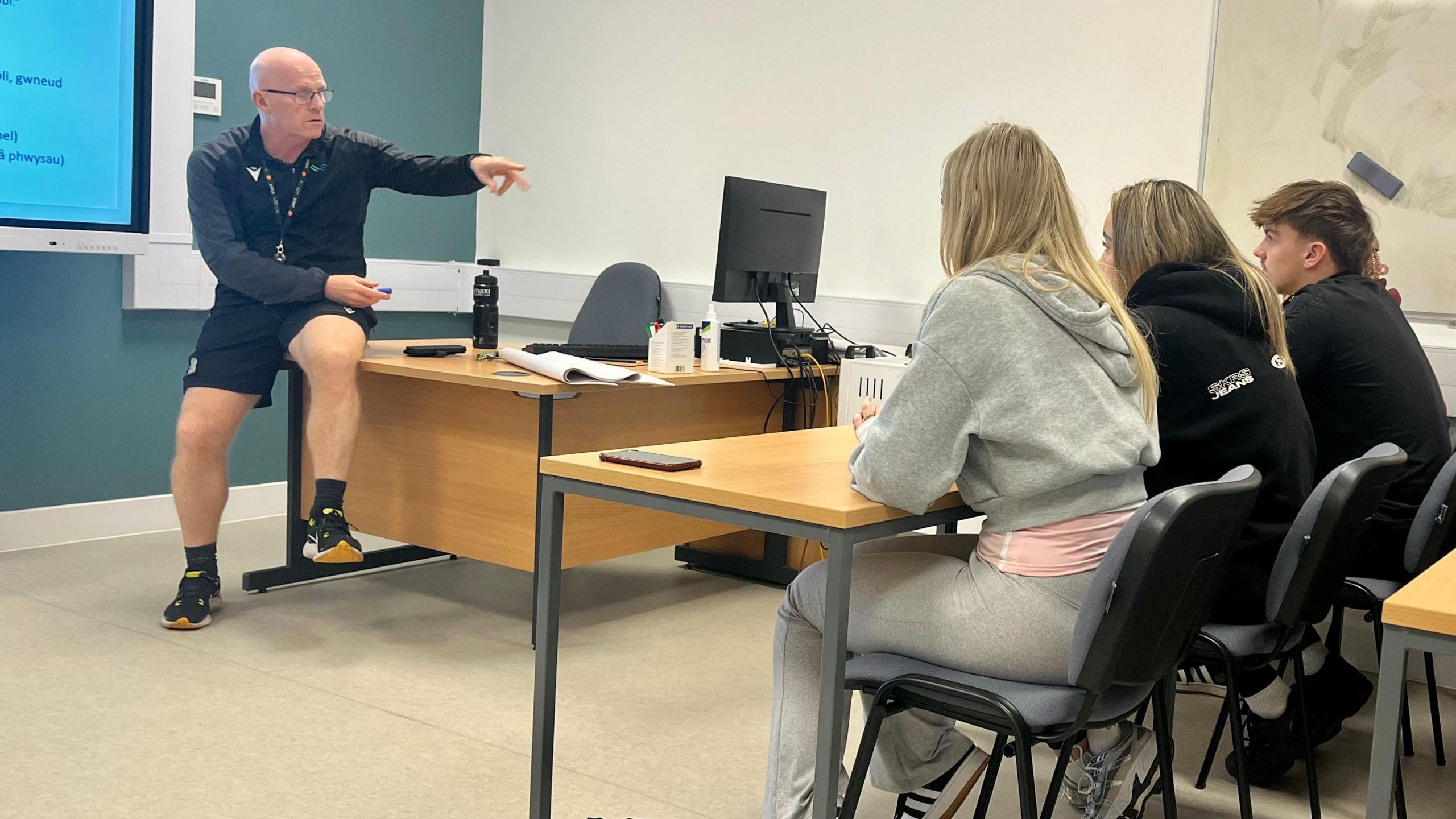 Marc yn dysgu yng Ngholeg Menai