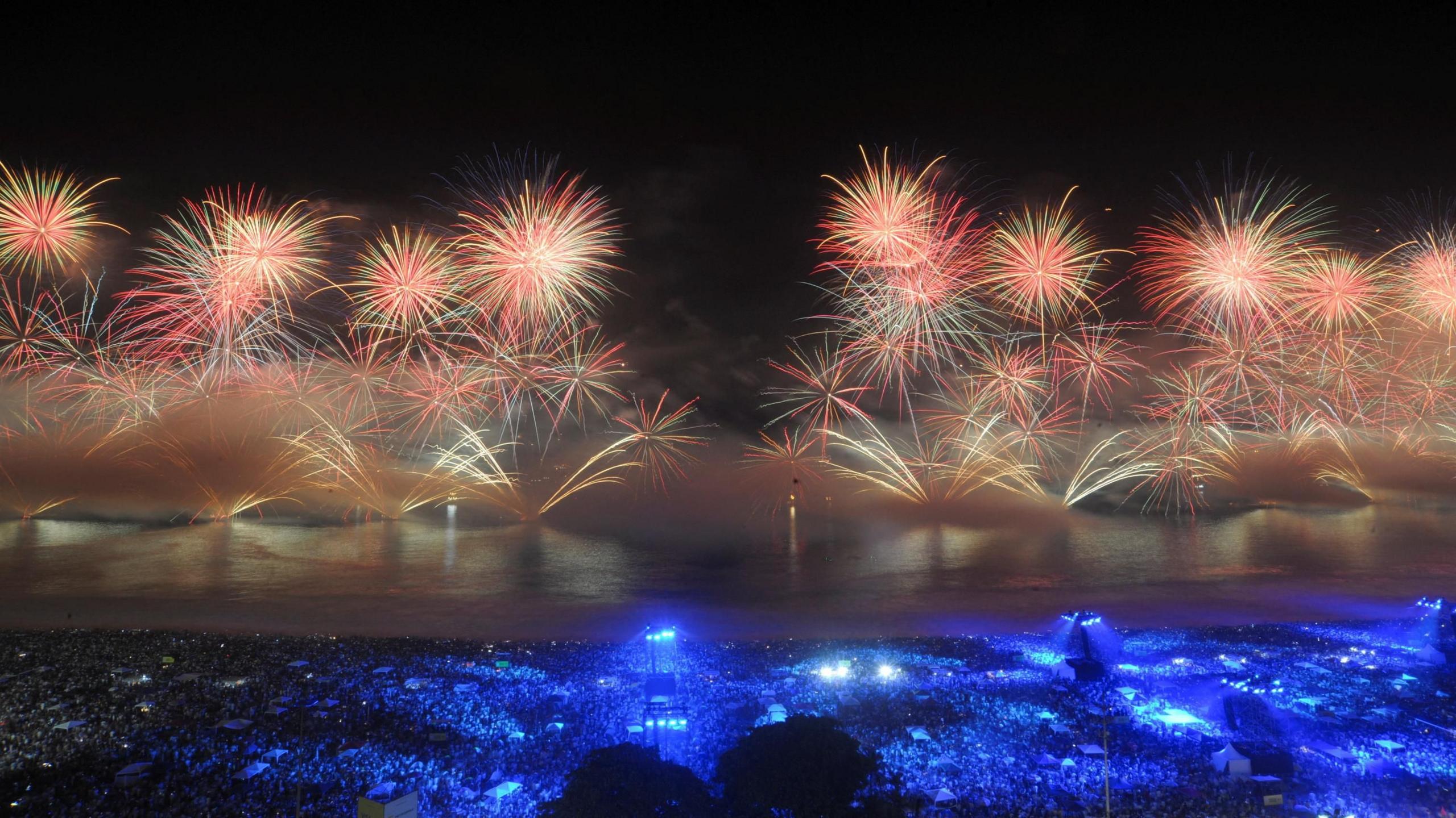 Fishekzjarrë shpërthejnë gjatë festimeve të Vitit të Ri në plazhin Copacabana në Rio de Janeiro, Brazil