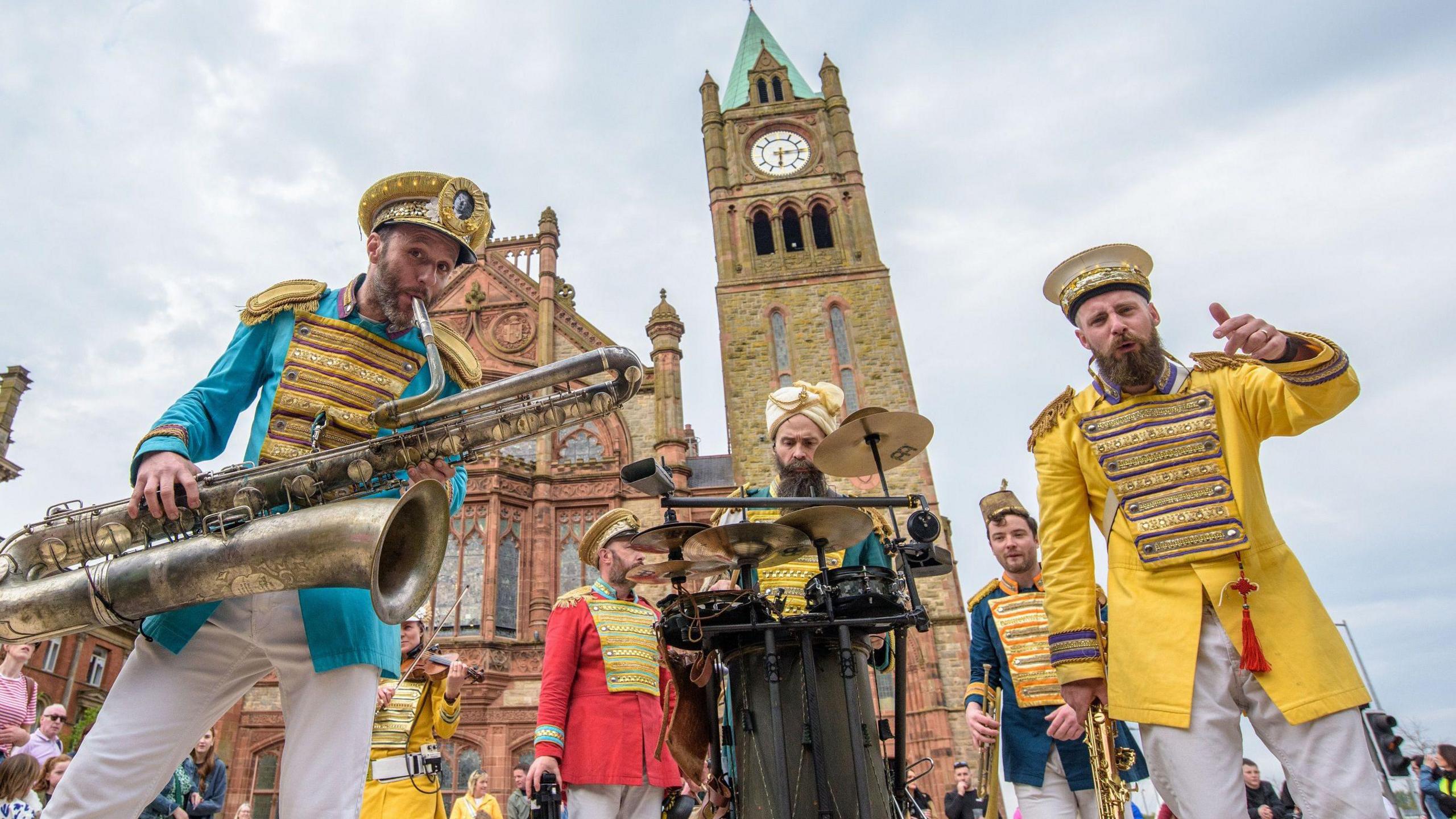 jazz perfomers outside derry's guildhall