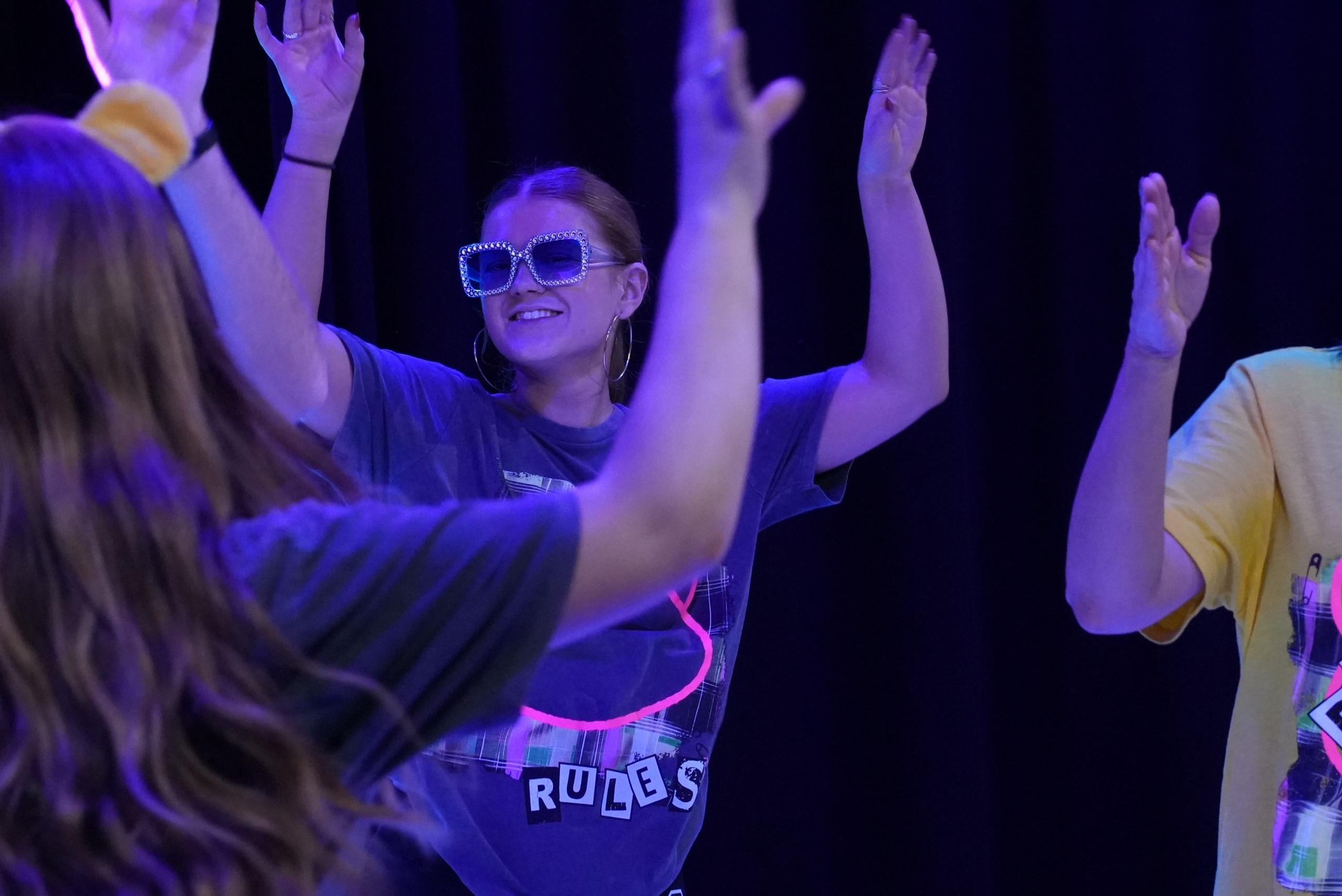 Dawnsio yn oriau cynnar y bore