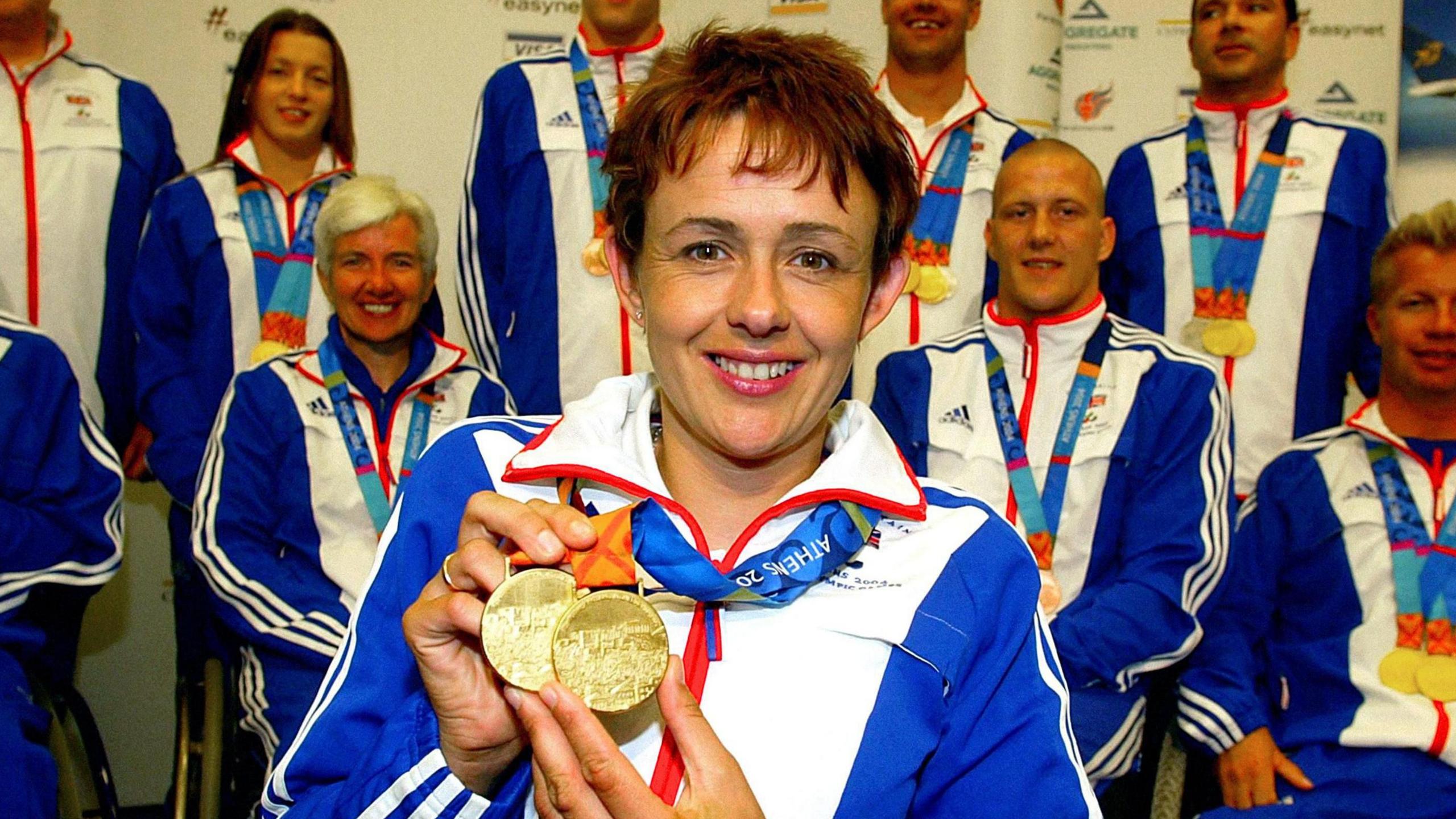 Tanni Grey-Thompson yn dal dwy fedal aur