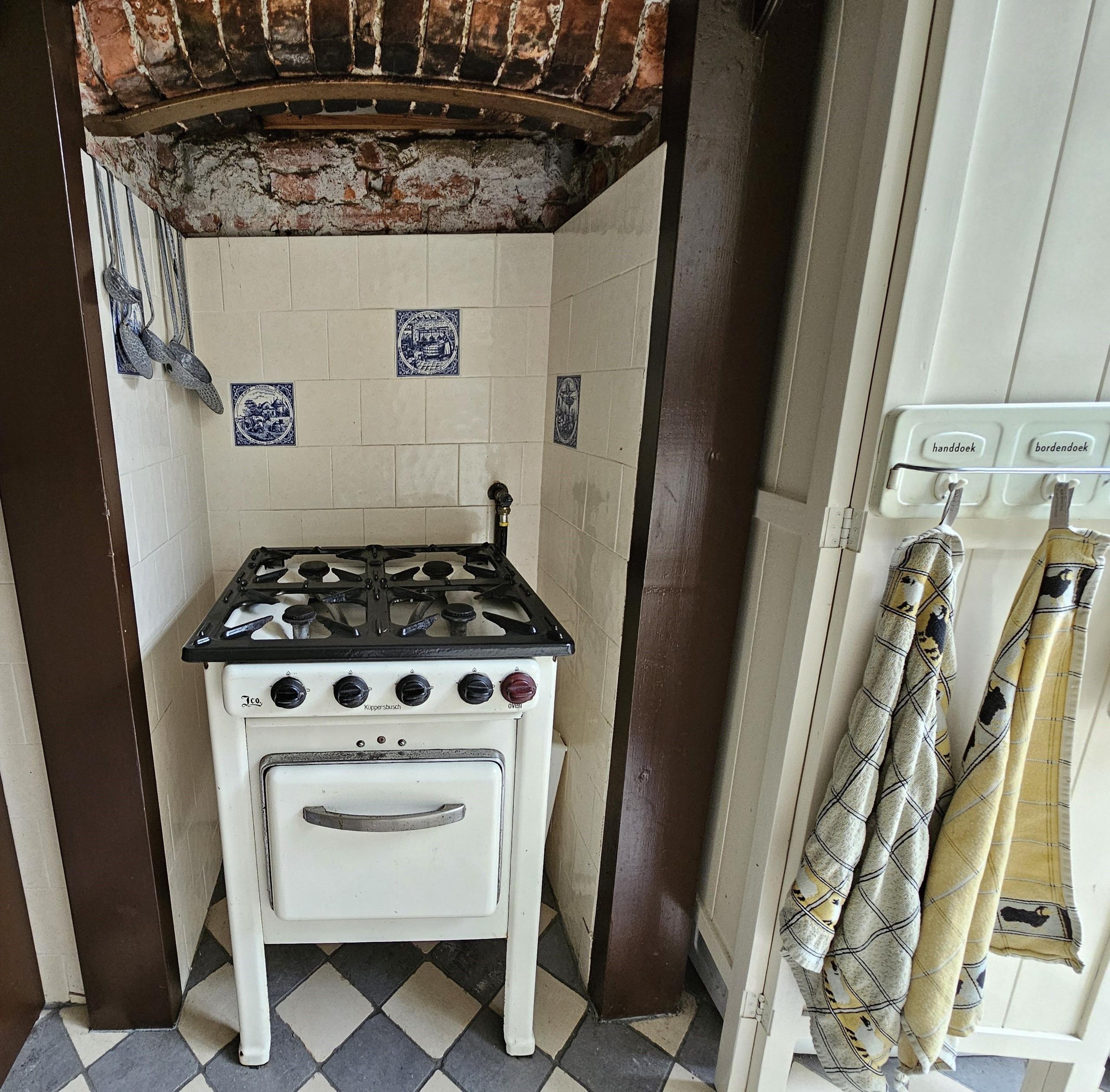 An old gas cooker