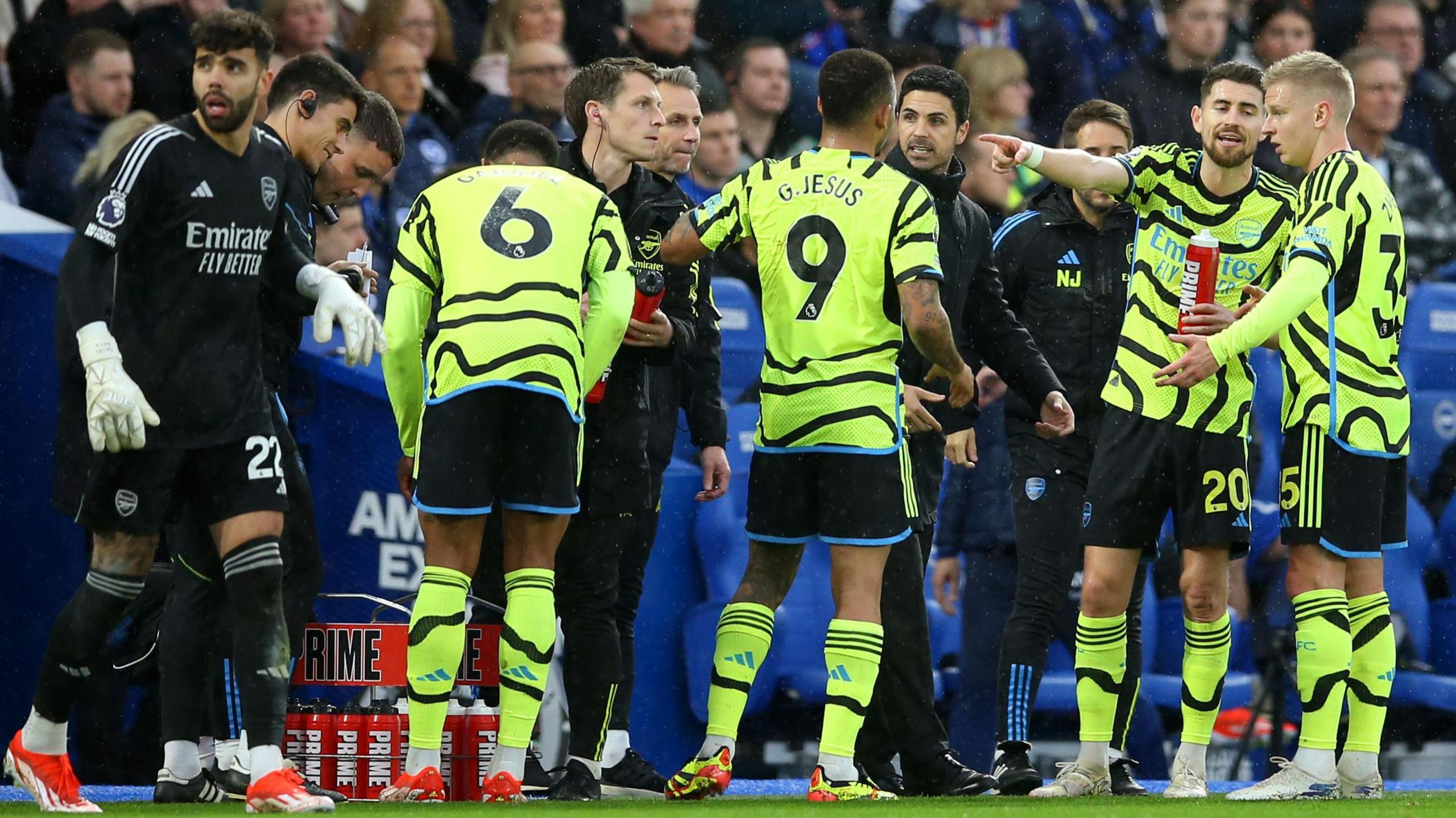 Mikel Arteta talks to his Arsenal players during game against Brighton