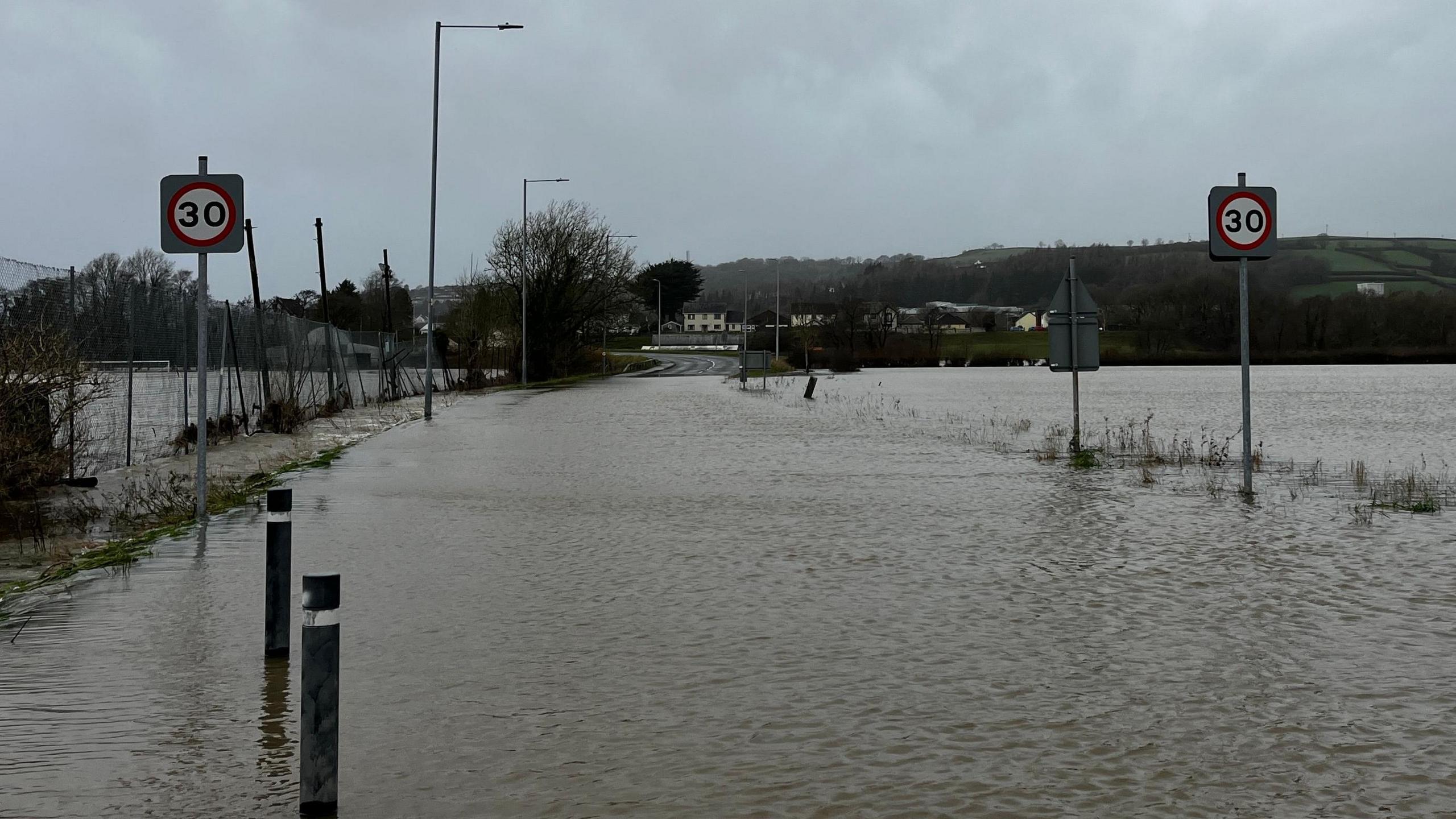 Ffordd Abergwili ar gyrion Caerfyrddin dan ddŵr brynhawn Mawrth