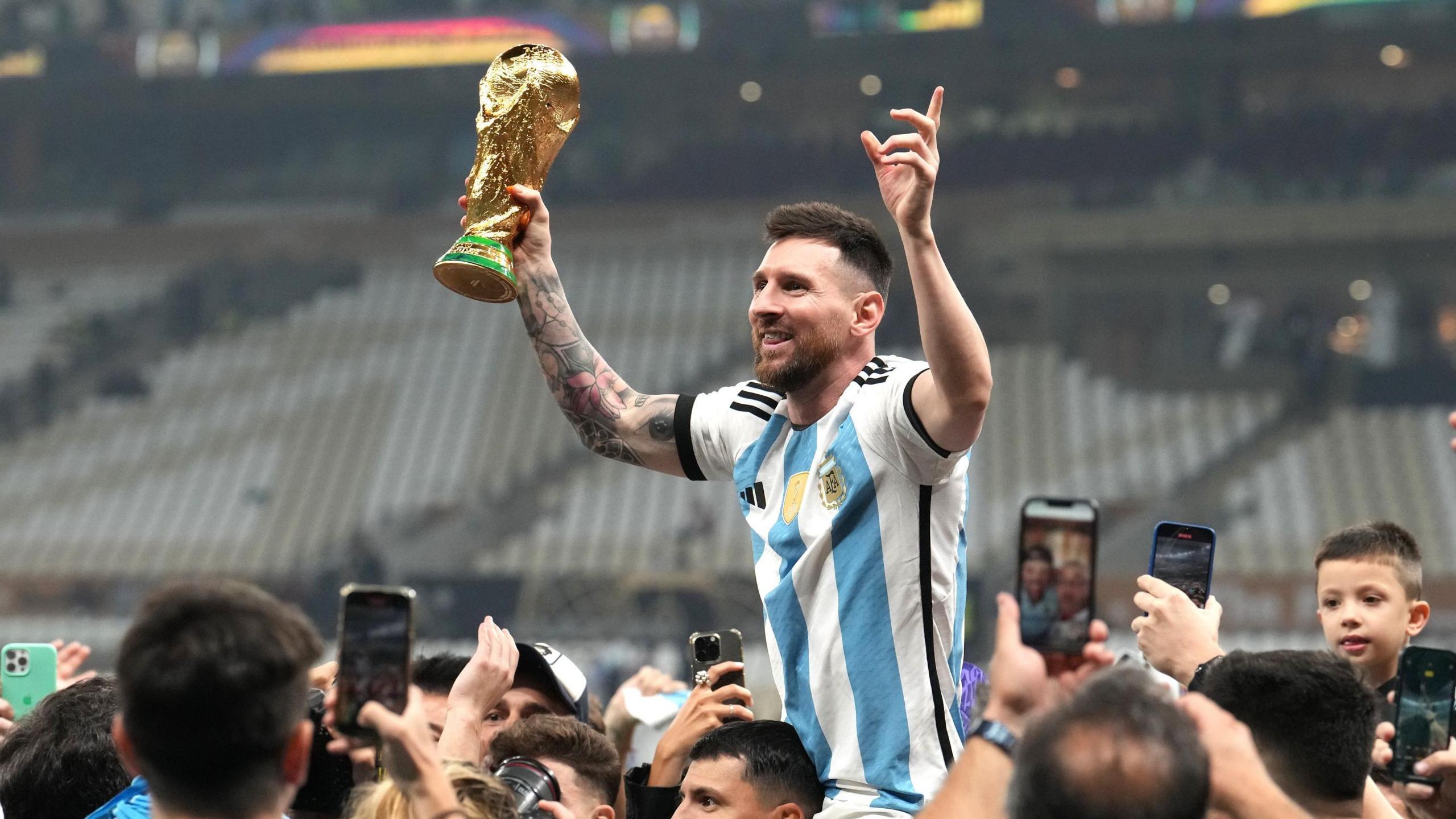Lionel Messi le Cupa na Cruinne