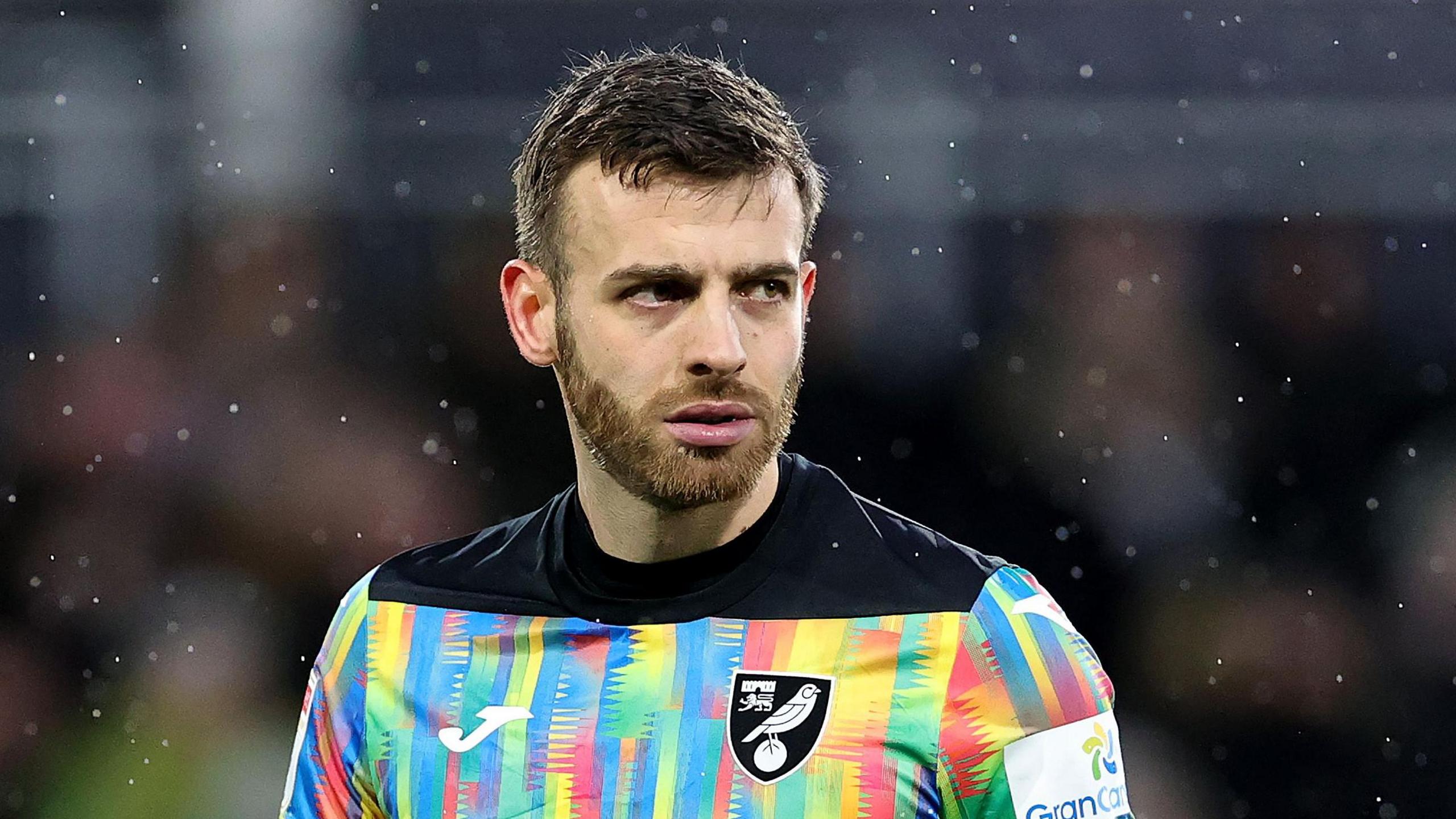 Angus Gunn warming up for Norwich City