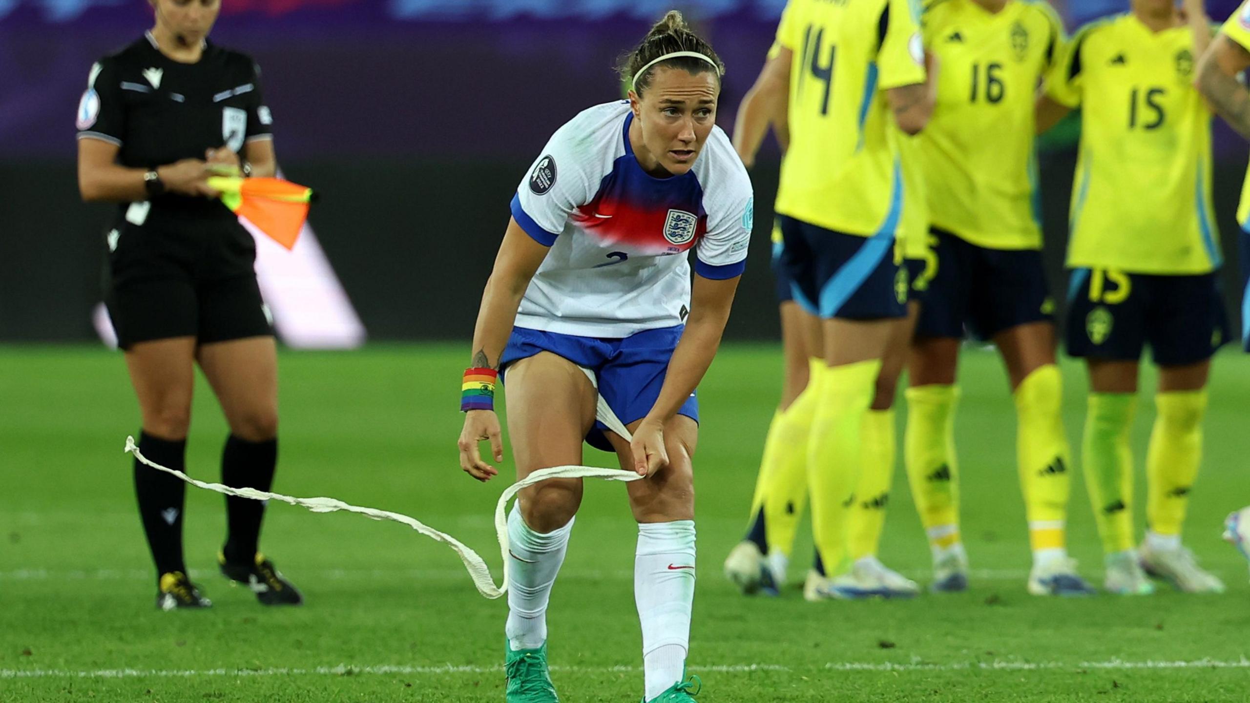 Lucy Bronze tapes her leg