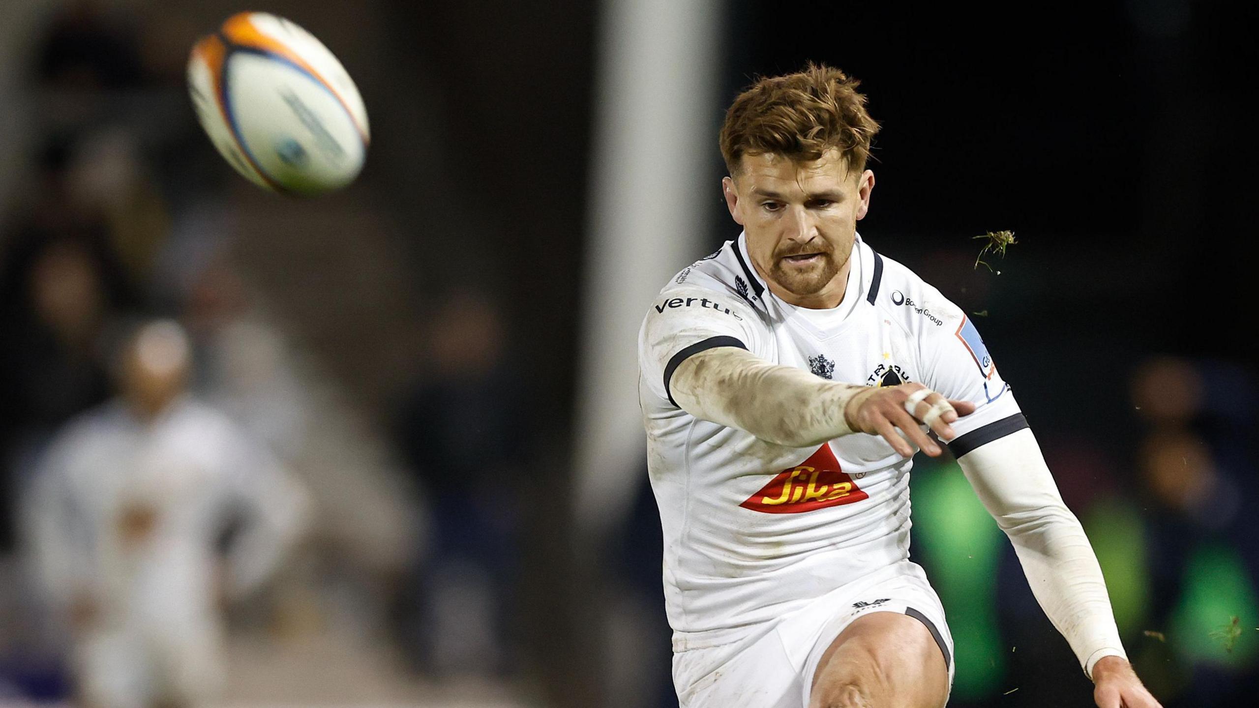 Henry Slade kicks a penalty for Exeter