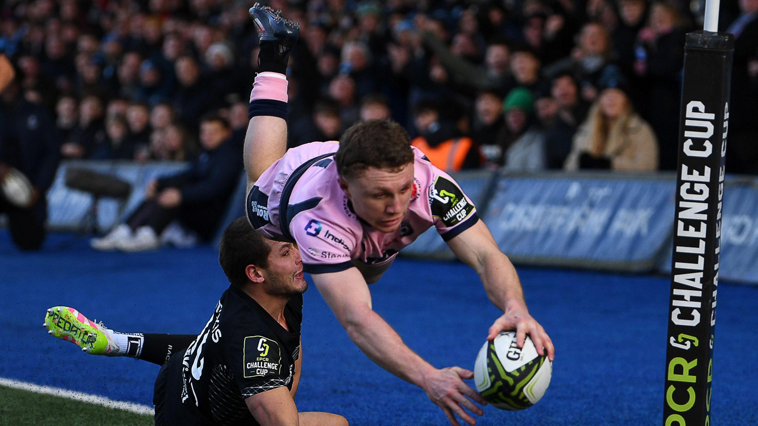 Tom Bowen dives over to score a try against Racing 92