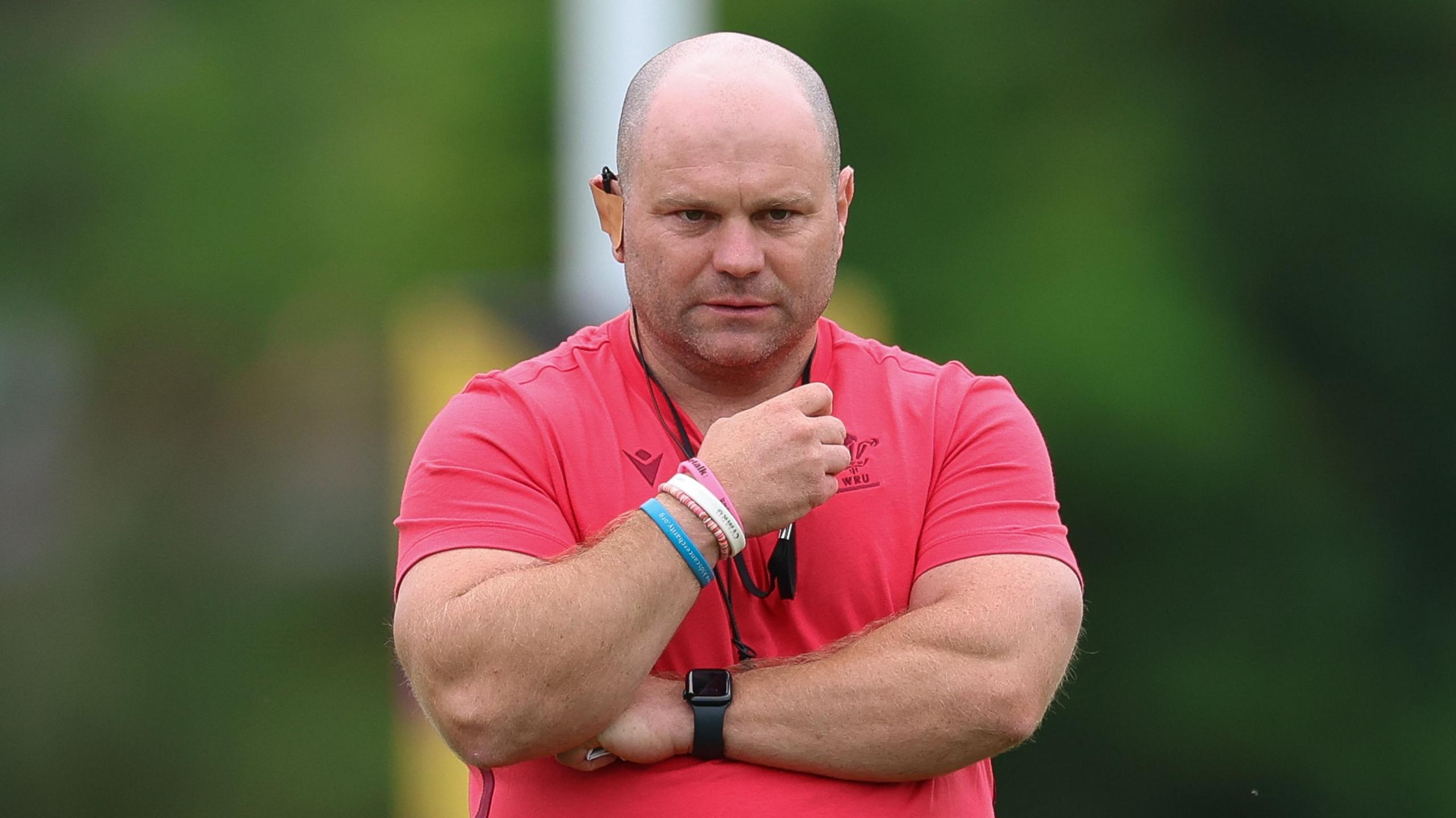 Prif hyfforddwr menywod Cymru Sean Lynn
