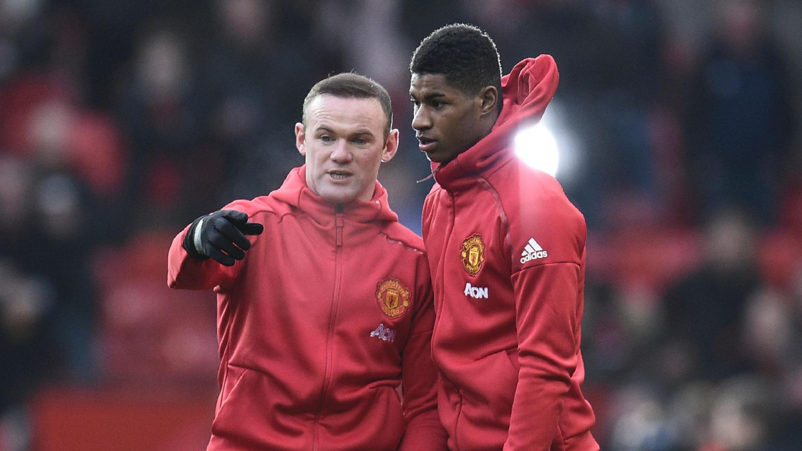 Wayne Rooney talks to Manchester United team-mate Marcus Rashford