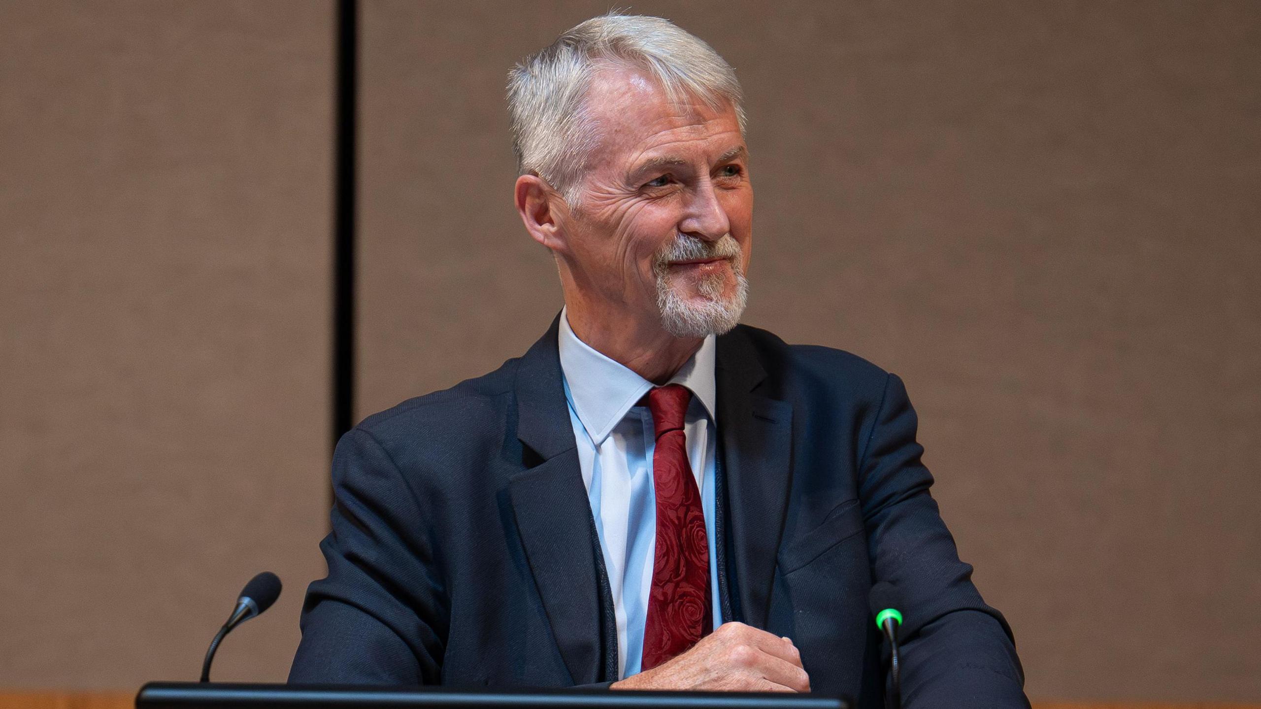 Huw Irranca-Davies yn eistedd yn sedd y Llywydd yn y siambr ar ôl cael ei ethol i olynu Elin Jones yn seithfed Senedd Cymru